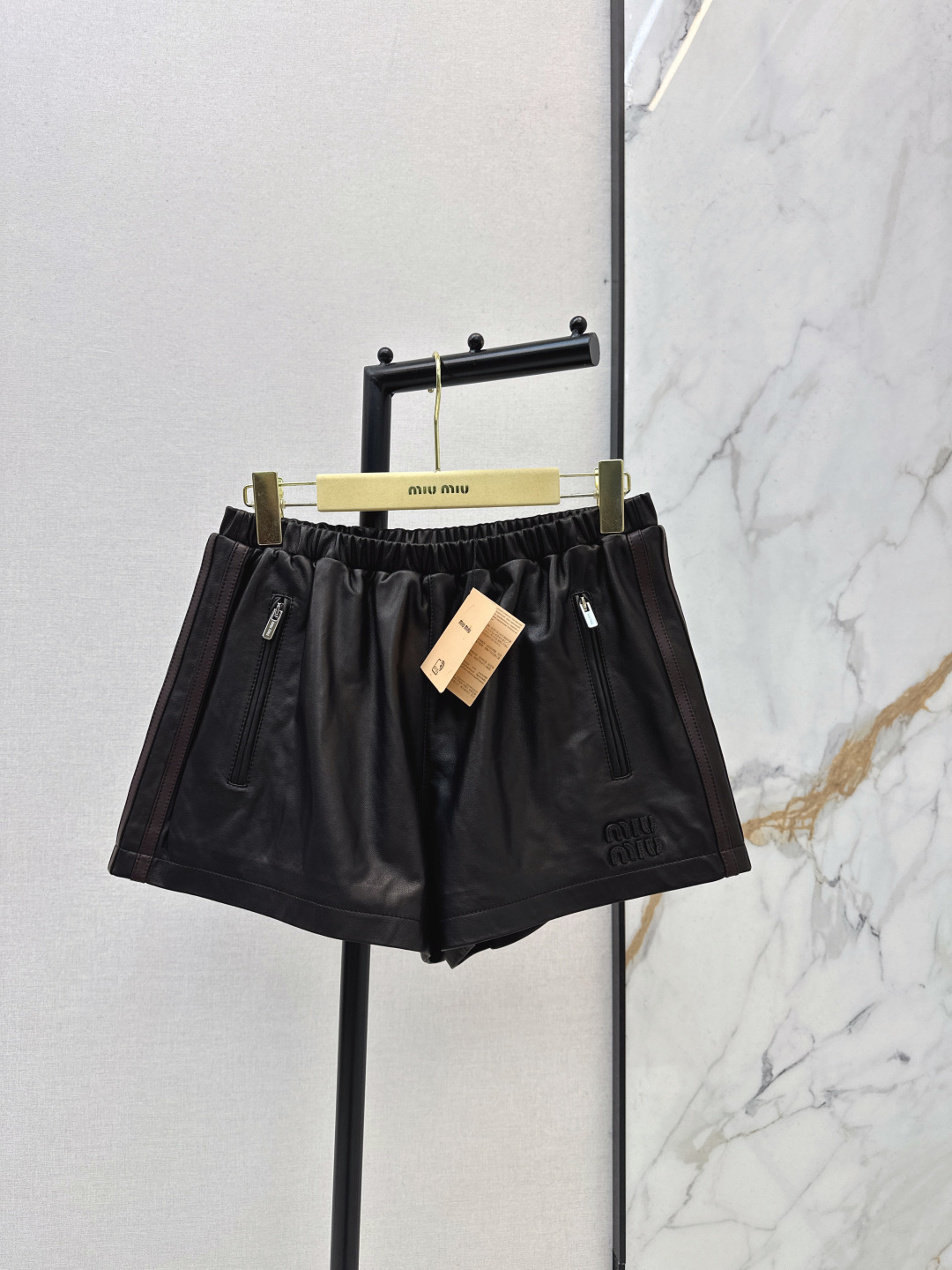 NO:760189,Miu 26Ss, the latest sports-style leather shorts for early spring. The original custom-made top-grade imported 100% lambskin fabric. The leather is thick and delicate. The contrasting ribbons on the sides are classic and versatile for age-reducing girlish style. The elastic waist shorts are fashionable and handsome. They can be sweet and salty. They are versatile and easy to pick. Two colors are available for sale sml,,miumiu,shorts,sheepskin,19860909缪系少女风穿搭 Miu 26Ss———早春最新款运动风真皮短裤原版定制顶级进口百分百小羊皮面料 皮质肉感厚实细腻 侧边撞色织带经典百搭减龄少女风 松紧腰超短裤时髦帅气可甜可盐 百搭不挑人 两色现货发售sml,,miumiu,shorts,sheepskin,,Women's clothing
