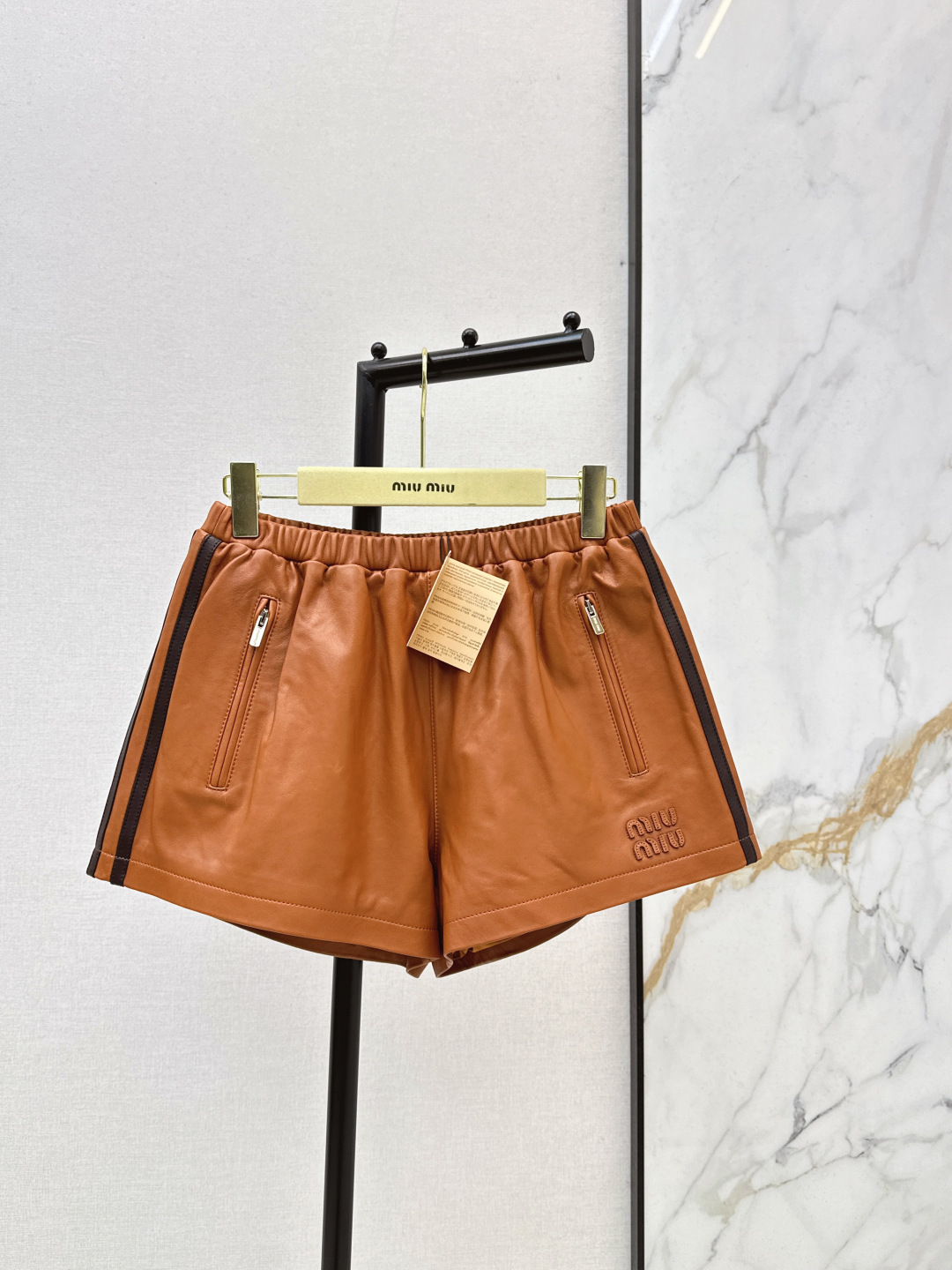 NO:760179,Miu 26Ss, the latest sports-style leather shorts for early spring. The original custom-made top-grade imported 100% lambskin fabric. The leather is thick and delicate. The contrasting ribbons on the sides are classic and versatile for age-reducing girlish style. The elastic waist shorts are fashionable and handsome. They can be sweet and salty. They are versatile and easy to pick. Two colors are available for sale sml,,miumiu,shorts,sheepskin,19860909缪系少女风穿搭 Miu 26Ss———早春最新款运动风真皮短裤原版定制顶级进口百分百小羊皮面料 皮质肉感厚实细腻 侧边撞色织带经典百搭减龄少女风 松紧腰超短裤时髦帅气可甜可盐 百搭不挑人 两色现货发售sml,,miumiu,shorts,sheepskin,,Women's clothing