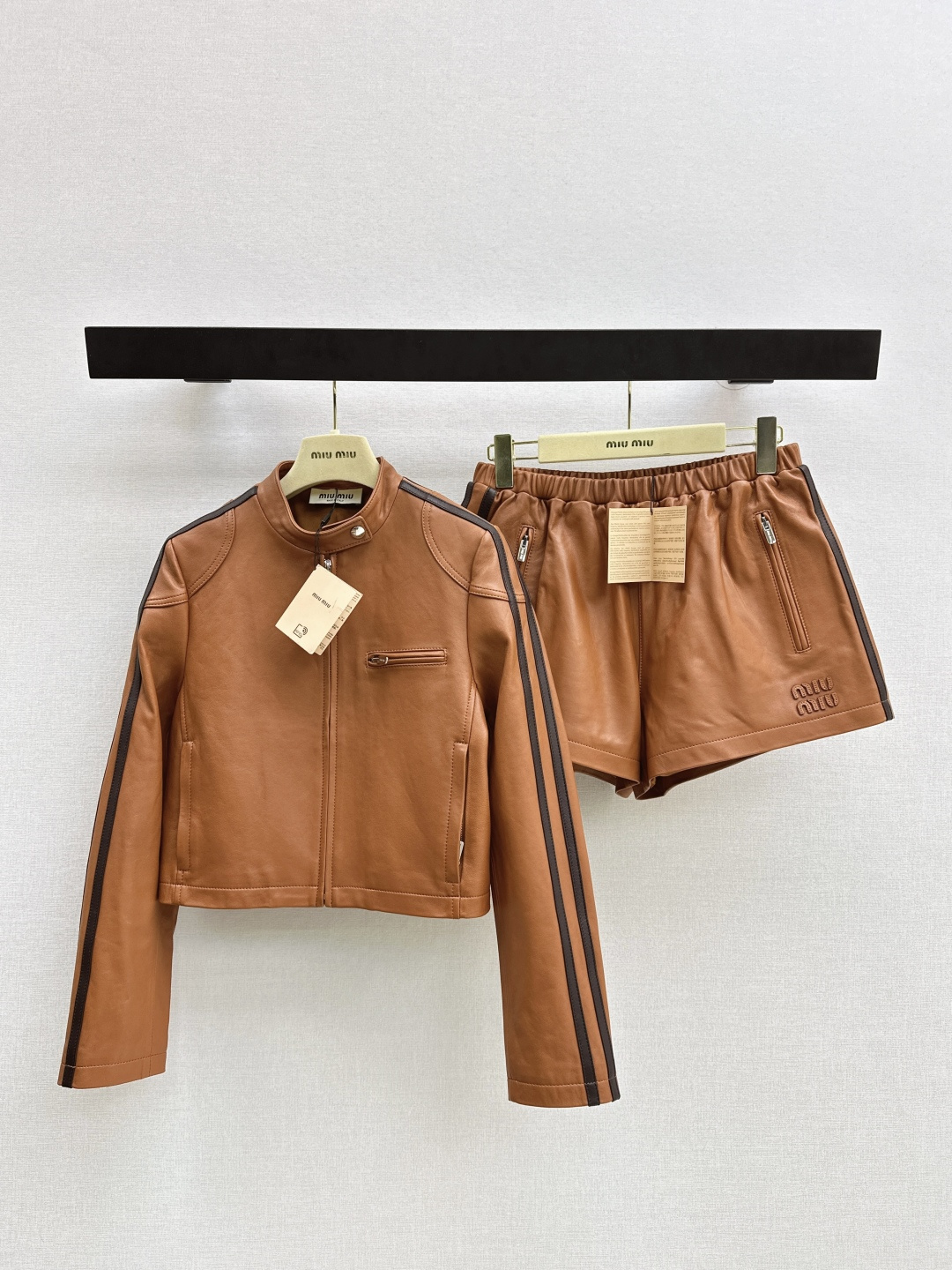 NO:760171,Comes with dust bag Miu 26Ss - the latest model of flight jacket leather jacket for early spring. Original custom-made top-grade imported 100% lambskin fabric. The leather is thick and delicate. Contrast color webbing on the side is classic and versatile for younger girls. Sweet girl's younger-looking girl style. Small stand-up collar design. Classic version is versatile and slim. Positioned leather embroidered letter logo. Extra points for details. One color available for sale sml,,miumiu,jackets & coats,jackets.  & coats,leather jacket,sheepskin,19860909配防尘袋缪系少女穿搭 Miu 26Ss————早春最新款飞行夹克皮衣外套原版定制顶级进口百分百小羊皮面料 皮质肉感厚实细腻 侧边撞色织带经典百搭减龄少女风 甜妹减龄少女风气质小立领设计 经典版型百搭又显瘦 定位贴皮刺绣字母logo 细节加分 一色现货发售sml,,miumiu,jackets & coats,jackets & coats,leather jacket,sheepskin,,Women's clothing