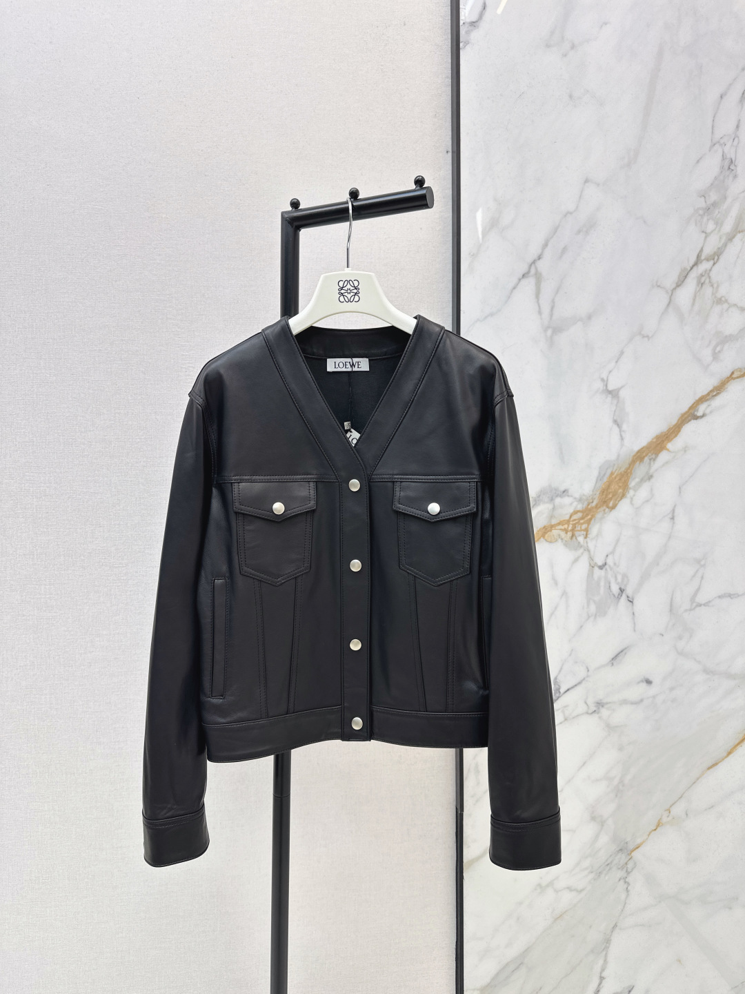 NO:760163,Comes with dust bag Loe 26Ss——————The latest retro modern fashionable jacket in early spring. The leather jacket is made of 100% sheepskin. Soft and delicate V-neck double pocket design. Handsome and fashionable. The three-dimensional tailoring super repeats the ancient classics. I love it. It is cool and casual and has a handsome and lazy style. One color ready for sale sml,,loewe,jackets & coats,jackets & coats,leather jacket,sheepskin,19860909配防尘袋Loe 26Ss—————早春最新款复古摩登时髦夹克皮衣外套百分百羊皮材质 柔软细腻 V领双口袋设计 帅气时髦感拉满 立体剪裁超重复古经典超级大爱 又A又飒随性的帅气慵懒风 一色现货发售sml,,loewe,jackets & coats,jackets & coats,leather jacket,sheepskin,,Women's clothing