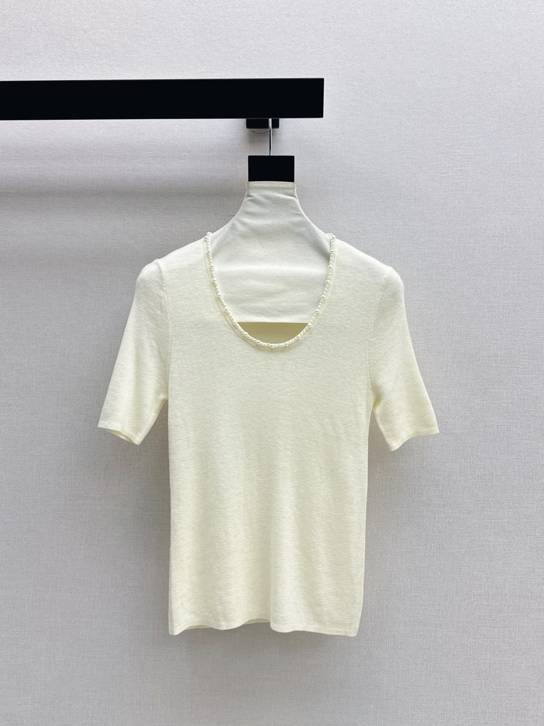 NO:760155,CD 26Ss————The latest early spring model with pearl decoration and knitted short-sleeved three-dimensional texture is exquisite and breathable. The U-neck version can also raise the waistline. The soft and waxy knitted fabric is close to the skin and comfortable. Paired with a white skirt, it is a gentle and ladylike style. It will turn heads~Three colors are on sale now: sml, skirts, T-shirt,19860909CD 26Ss————早春最新款珍珠装饰搭针织短袖立体纹理精致又透气 U领版型还能拉高腰线 软糯的针织面料贴肤又舒服 搭白色半身裙是温柔大小姐风 回头率直接拉满～三色现货发售sml,,skirts,T-shirt,,Women's clothing