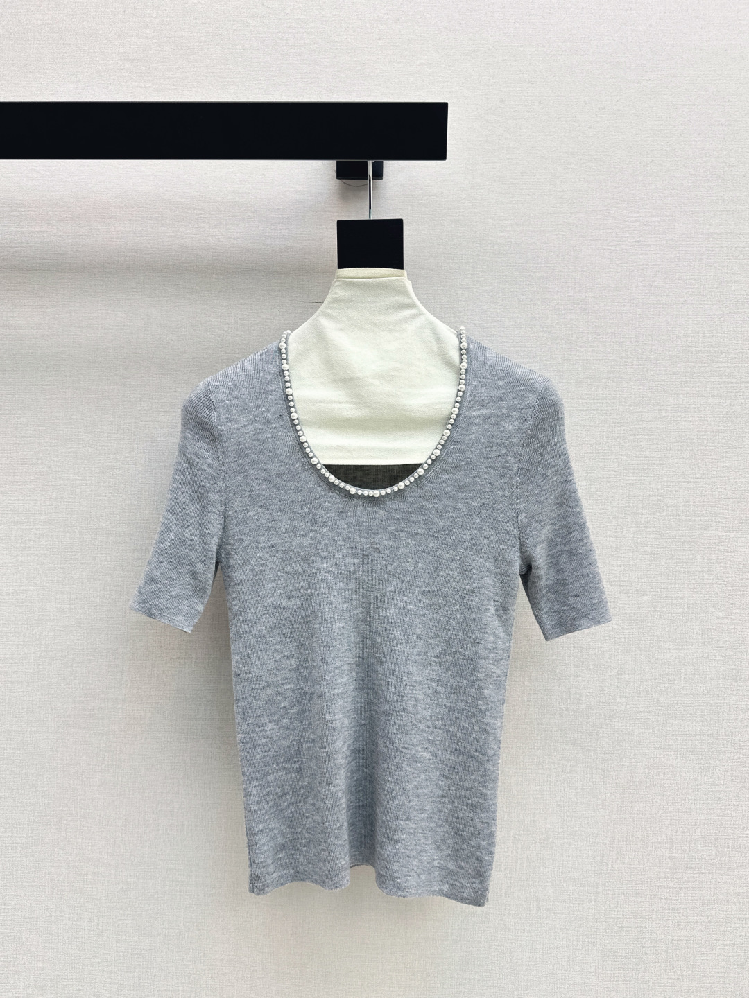 NO:760147,CD 26Ss————The latest early spring model with pearl decoration and knitted short-sleeved three-dimensional texture is exquisite and breathable. The U-neck version can also raise the waistline. The soft and waxy knitted fabric is close to the skin and comfortable. Paired with a white skirt, it is a gentle and ladylike style. It will turn heads~Three colors are on sale now: sml, skirts, T-shirt,19860909CD 26Ss————早春最新款珍珠装饰搭针织短袖立体纹理精致又透气 U领版型还能拉高腰线 软糯的针织面料贴肤又舒服 搭白色半身裙是温柔大小姐风 回头率直接拉满～三色现货发售sml,,skirts,T-shirt,,Women's clothing