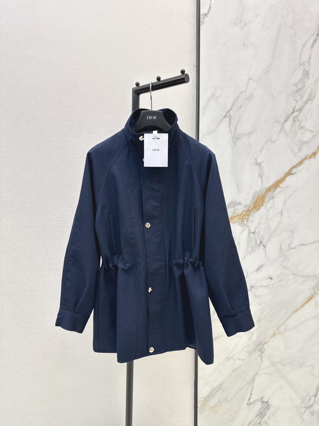 NO:760132,CD 26Ss————The latest classic mid-length windbreaker in early spring. This windbreaker seems to have its own eye-catching features. It is very aura. The drawstring waist design has a sense of shape. It is also very tolerant to the figure. The whole retro feeling is added. It is a must-have for fashionable looks. It has a sense of advanced filters when taking photos. The detailed hardware is very powerful. Two colors are available for sale sml,,19860909CD 26Ss————早春最新款经典中长款风衣 这件风衣仿佛自带吸睛点 很有气场 抽绳收腰设计有造型感 对身材包容性也很强 整个复古感拉满 颜值加分时髦穿搭必备拍起照来自带高级滤镜感 细节五金都很强大 两色现货发售sml,,,Women's clothing