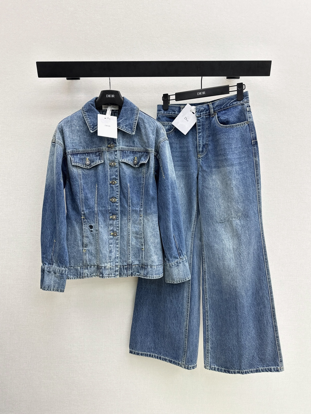 NO:760116,Exclusive model CD 26Ss————The latest spring and summer style distressed and whitened presbyopic washed denim jacket. Original custom-made retro nostalgic washing process. High-end and fashionable. A must-have wardrobe classic. The classic shape makes the upper body look slimmer. Casual and fashionable handsome items. Imported denim fabrics with enzyme washing process. Logo printing details on the inside. Recommended set. One color ready for sale sml,,jackets & coats,jackets & coats,19860909独家款 CD 26Ss————春夏最新款做旧磨白老花洗水牛仔夹克外套原版定制复古怀旧洗水工艺高级又时髦 衣橱必备的万年搭 经典版形上身巨显瘦 休闲时髦的帅气单品 进口牛仔面料酵素洗水工艺 内里logo印花细节 推荐一套搭配 一色现货发售sml,,jackets & coats,jackets & coats,,Women's clothing