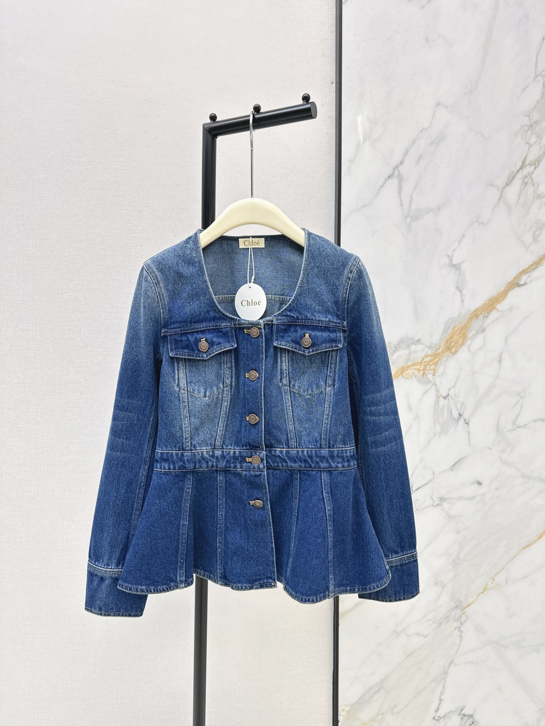 NO:760169,Ch～E 26Ss————The latest French waisted denim jacket in early spring, retro washed blue denim fabric, slim fit + high waistline ruffle design, slimming and body-modifying, modern, casual and elegant fashionable single product, available in stock in one color sml,,jackets & coats,19860909Ch～E 26Ss————早春最新款法式收腰牛仔外套复古洗水蓝牛仔面料 修身剪裁+高腰线荷叶摆设计 显瘦又修饰身形 摩登休闲优雅的时髦精单品 一色现货发售sml,,jackets & coats,,Women's clothing