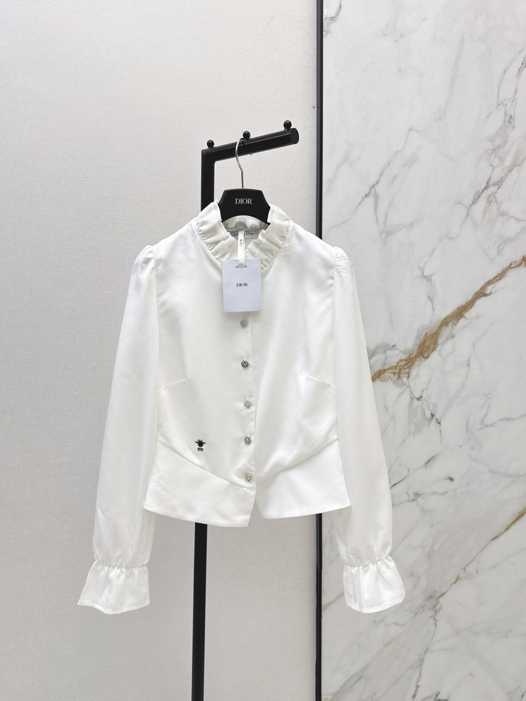 NO:760108,Elegant Lady Temperament CD 26Ss——Early spring’s latest model with stand-up collar and earrings decorated with waistband and earrings on the collar of shirts. Super suitable for base layer. Wearing it alone will enhance your temperament. Proper high-gloss heroine’s temperament. Especially gentle and noble. One color ready for sale sml, shirts,19860909优雅Lady 气质 CD 26Ss————早春最新款立领木耳边装饰收腰衬衫领口木耳边设计 打底穿超级适合 单穿太提气质啦 妥妥的高光女主气质 特别温柔 高贵千金感 一色现货发售sml,,shirts,,Women's clothing