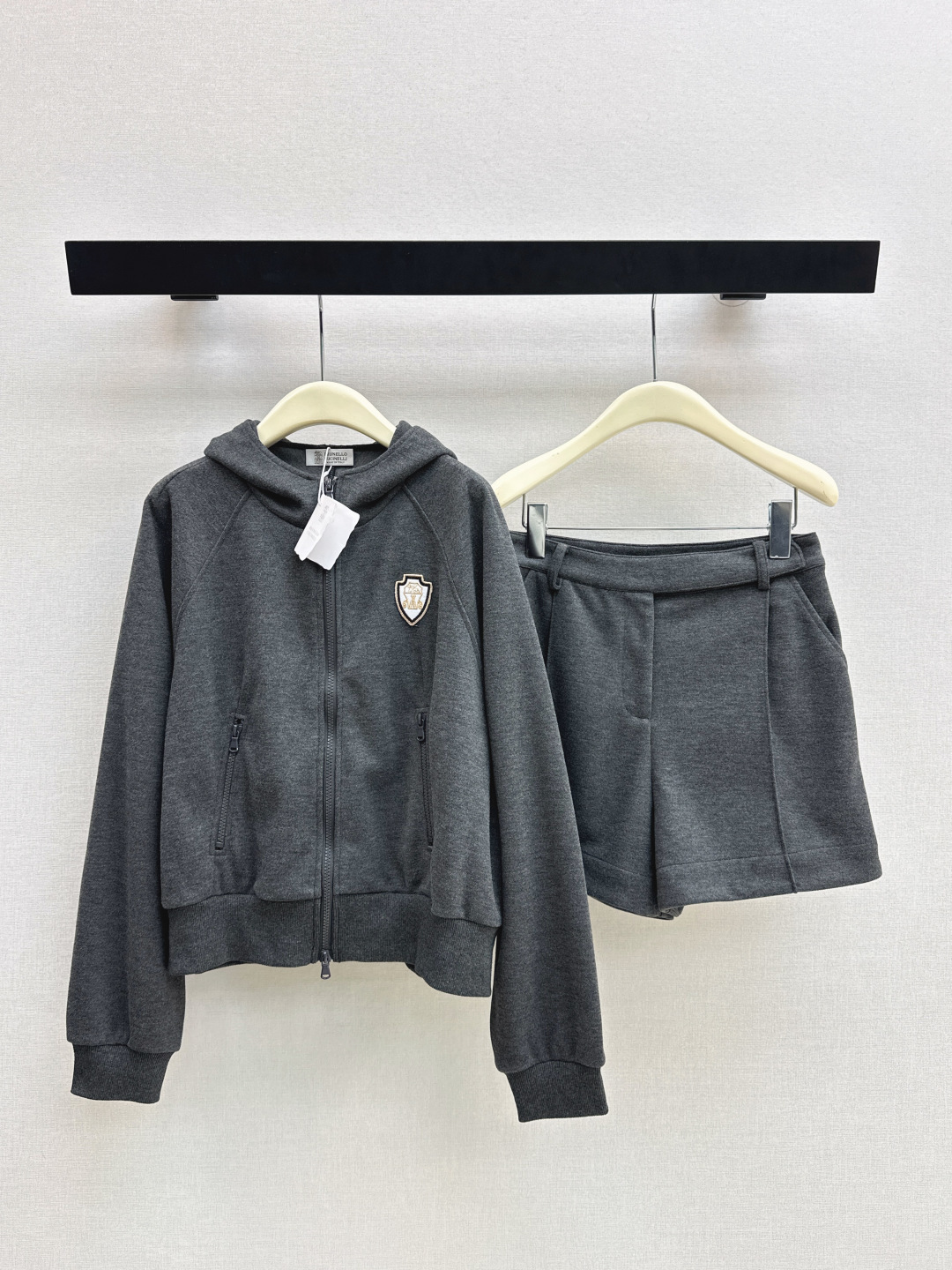 NO:760161,Exclusive model ~ Bc 26Ss————The latest high-luxury minimalist style casual suit in early spring, hooded jacket jacket + high-waisted shorts. Customized composite fabric with soft and waxy texture. The upper body can easily interpret lazy and casual daily items. The classic version is versatile and does not pick anyone. One set is available. One color ready for sale sml 9,,shorts,jackets & coats,jackets & coats,hats,19860909独家款～ Bc 26Ss————早春最新款高奢极简风穿搭休闲套装连帽夹克外套+高腰短裤 定制复合面料 软糯质感 上身轻松演绎慵懒随性的日常单品 经典版型百搭不挑人 一套出 一色现货发售sml 9,,shorts,jackets & coats,jackets & coats,hats,,Women's clothing