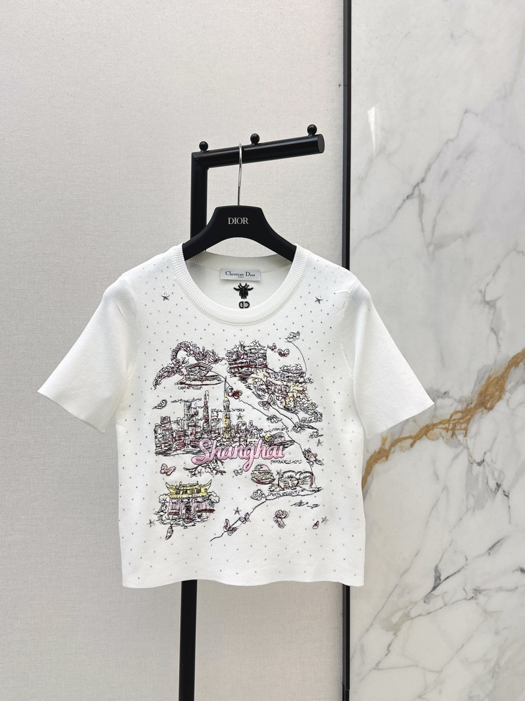 NO:761655,Exclusive first release of CD 26Ss - the latest heavily embroidered short-sleeved sweater for spring and summer. Customized knitted fabric. Multiple washes. Fashionable and western style. Regular knitted short-sleeved cut. The upper body is versatile and slimming. It is suitable for single wear and inner wear. Two colors are available for sale sml,, T-shirt,19860909独家首发 CD 26Ss———春夏最新款重磅刺绣短袖针织衫 定制针织面料 多重水洗 时髦洋气 常规针织短袖剪裁 上身百搭显瘦 单穿内搭都很合适两色现货发售sml,,T-shirt,,Women's clothing