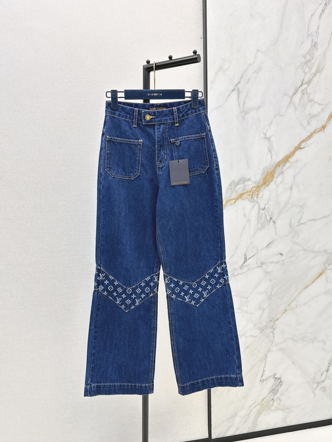 NO:761650,Ljia 26Ss————The latest spring and summer washed original color denim MONOGRAM spliced ​​jeans are classic, fashionable and high-end. Original customized denim denim fabric. Classic mid-high waist straight-leg trousers design, versatile and not flattering, making the upper body look slimmer. Highly recommended casual temperament items. Customized leather brand hardware accessories. One color ready for sale sml,, louis vuitton, jeans,19860909L家 26Ss————春夏最新款水洗原色丹宁MONOGRAM拼接牛仔裤经典时髦又高级 原版定制丹宁牛仔面料 经典中高腰直筒裤型设计百搭不挑人上身巨显瘦 强烈推荐休闲气质单品 定制皮牌五金配件 一色现货发售sml,,louis vuitton,jeans,,Women's clothing