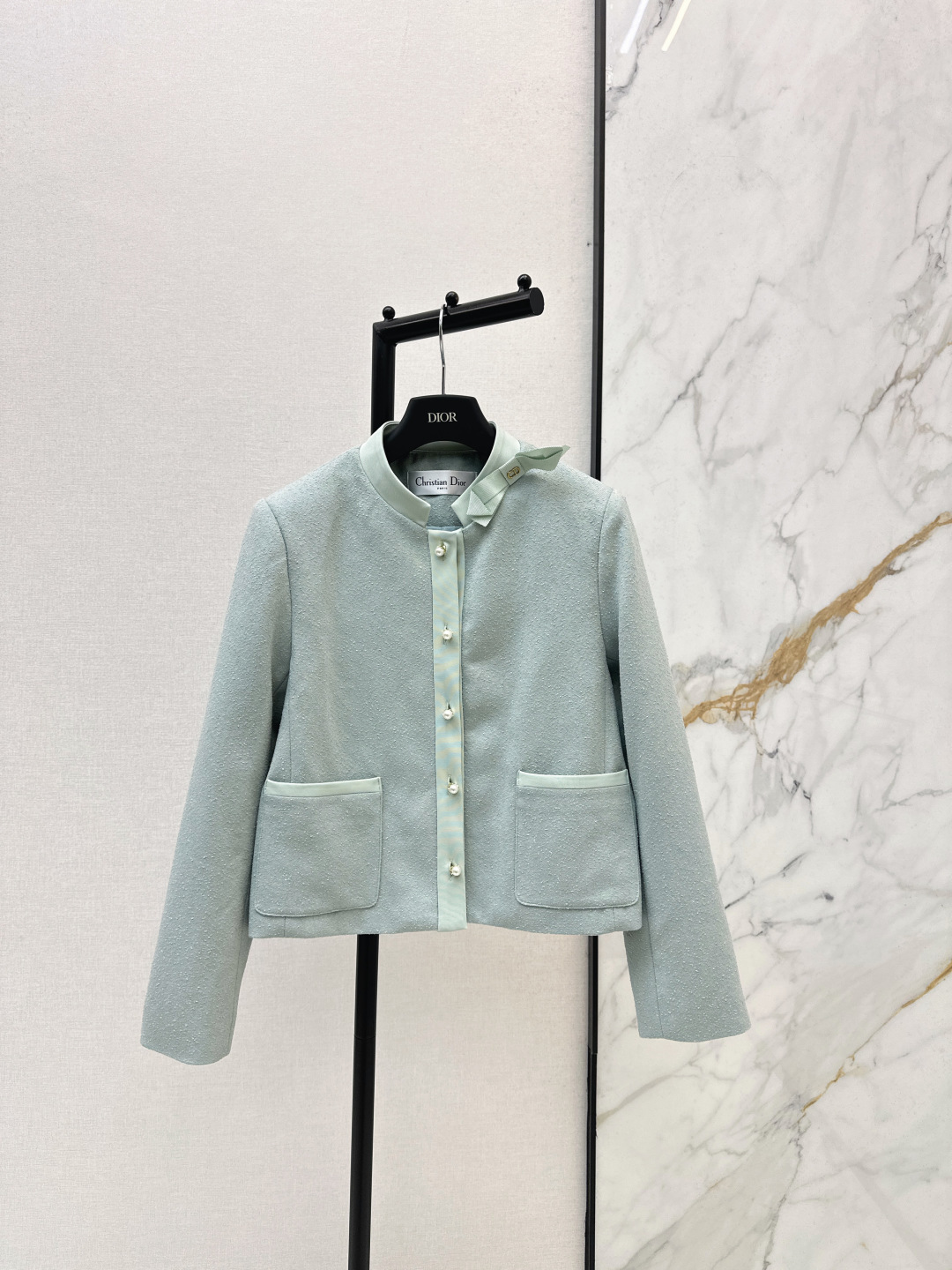 NO:761645,CD 26Ss————The latest mint green bow jacket in early spring has a classic shape. I fell in love with it at first sight. The pattern design can well modify the neck line. The upper body temperament is immediately improved. The customized button pattern is very beautiful on the upper body. The color is super white. One color ready for sale sml,,jackets & coats,19860909CD 26Ss————早春最新款薄荷绿蝴蝶结外套经典造型 一眼就爱上了 版型设计能很好的修饰颈部线条 上身气质立马提升 定制纽扣版型上身巨好看 颜色超显白 一色现货发售sml,,jackets & coats,,Women's clothing