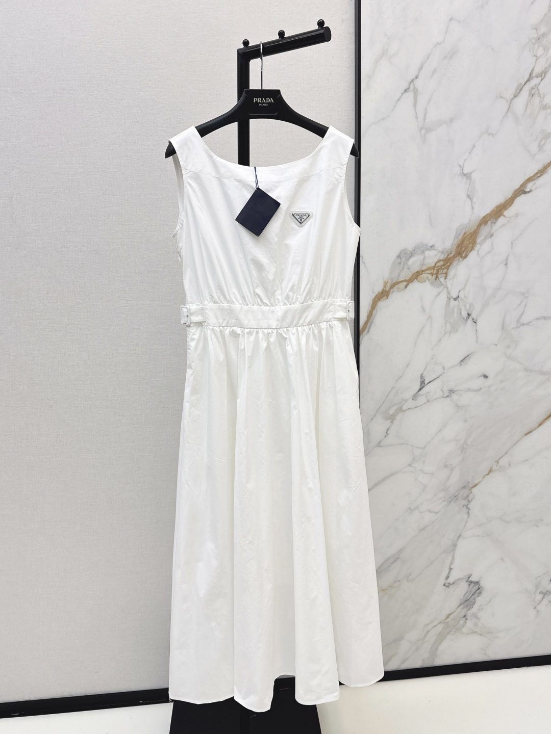 NO:761640,PD 26Ss————The latest spring and summer long sleeveless dress with triangle logo decoration. It is classic and stylish. It has its own aura. The texture of the fabric is very nice. It is fashionable and high-end. The color is super positive. The upper body is white and slim. It has a cool and handsome series. It has a windy look when walking. The length is just right and easy to control. Two colors are available for sale sml,,skirts,19860909PD 26Ss————春夏最新款三角标装饰长款无袖连衣裙 经典又有型 自带气场 面料质感很奈斯 时髦又高级 颜色超级正 上身显白又显瘦 自带酷帅感的系列 走路都带风上身气场全开 长度恰到好处 轻松驾驭 两色现货发售sml,,skirts,,Women's clothing