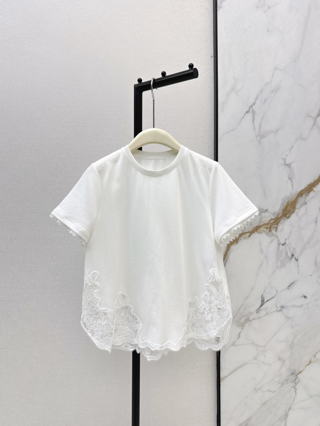 NO:761635,ES 26Ss————The latest heavy-duty water-soluble flower short-sleeved T-shirt for spring and summer. The looming texture of the fabric is more sexy and gorgeous. The large body is plain and versatile. The regular style is layered to create a skirt effect. The fashion style is more diversified. It can be easily adapted to other items. It looks good in daily casual commuting. One color is available for sale in sml, skirts, T-shirts, tees, t-shirts,19860909ES 26Ss————春夏最新款重工水溶花短袖T恤 面料若隐若现的质感更显性感华丽 大身素色百搭不挑人 常规款式叠穿出裙装效果 时尚玩法更多样化 轻松适配其他单品 日常休闲通勤都好看 一色现货发售sml,,skirts,T-shirt,tees，t-shirt,,Women's clothing