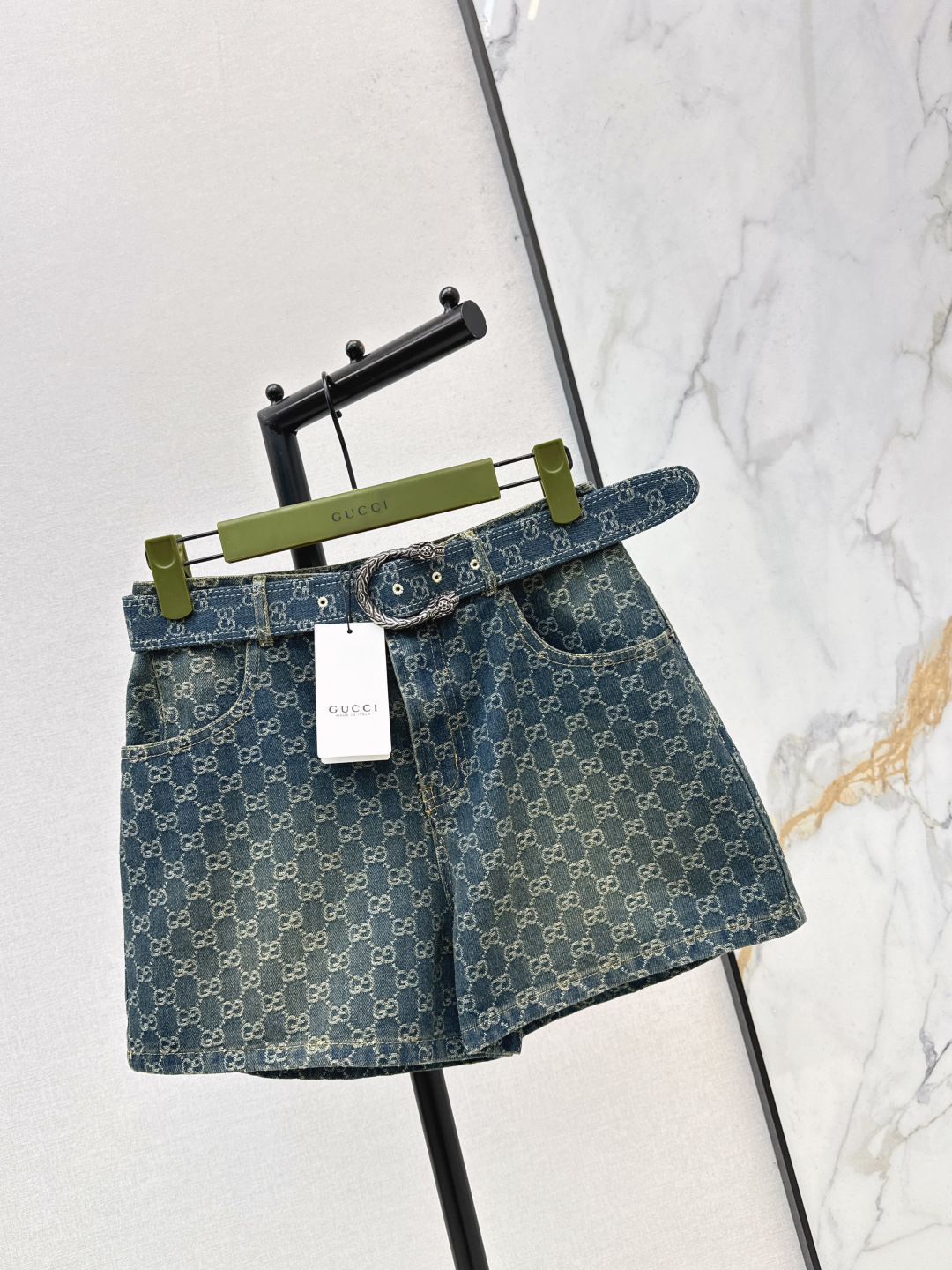 NO:761630,Popular series model Gu 26Ss——Latest spring and summer logo jacquard denim shorts. Super fashionable new denim denim. The upper body is cool and sassy with a unique color tone. The texture is fine and the cotton feels natural. It is muscular yet soft. Super beautiful. The details are super well made. Matching belt. One color ready for sale sml,,shorts,19860909爆单系列款 Gu 26Ss————春夏最新款logo提花牛仔短裤 超时髦新款丹宁牛仔 个性色调上身又酷又飒爽 纹理细腻棉感自然 既有筋骨感又不失柔软 超级漂亮 细节做工超级好 搭配腰带 一色现货发售sml,,shorts,,Women's clothing