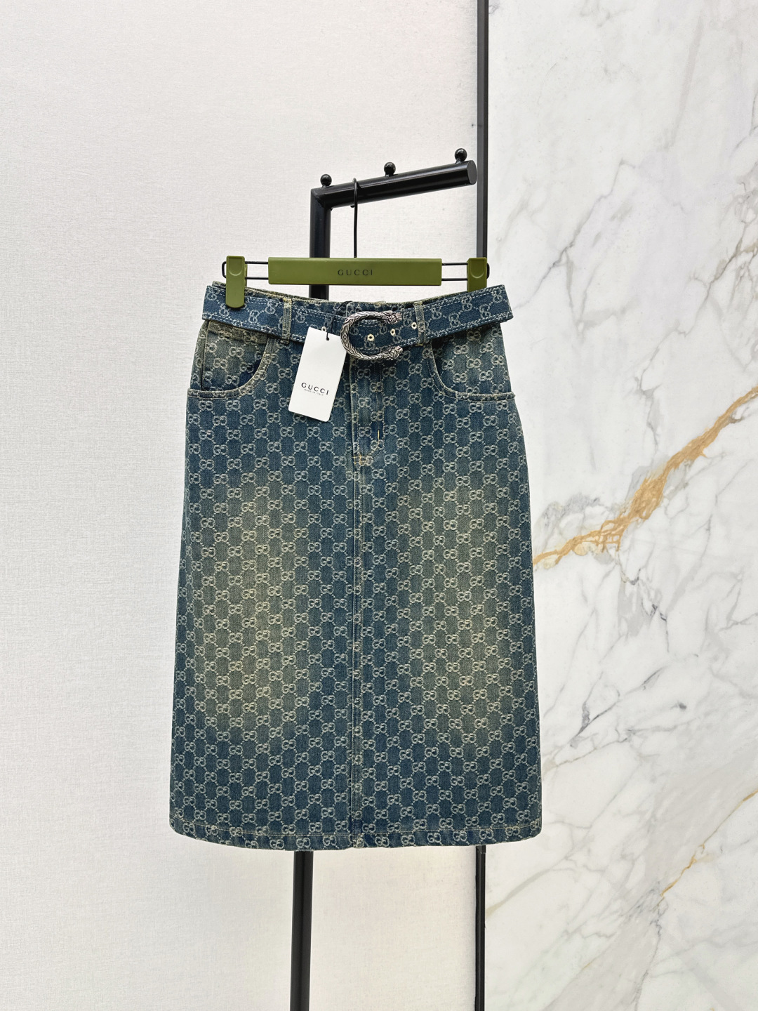 NO:761674,Popular series model Gu 26Ss——Latest spring and summer logo jacquard long skirt, super fashionable new denim denim, unique color tone on the upper body, cool and sassy, ​​fine texture, natural cotton feel, both sinewy and soft, super beautiful, details and workmanship are super good, matching belt, ready for sale in one color, sml,,skirts,19860909爆单系列款 Gu 26Ss————春夏最新款logo提花长款半裙超时髦新款丹宁牛仔 个性色调上身又酷又飒爽 纹理细腻棉感自然 既有筋骨感又不失柔软 超级漂亮 细节做工超级好 搭配腰带 一色现货发售sml,,skirts,,Women's clothing