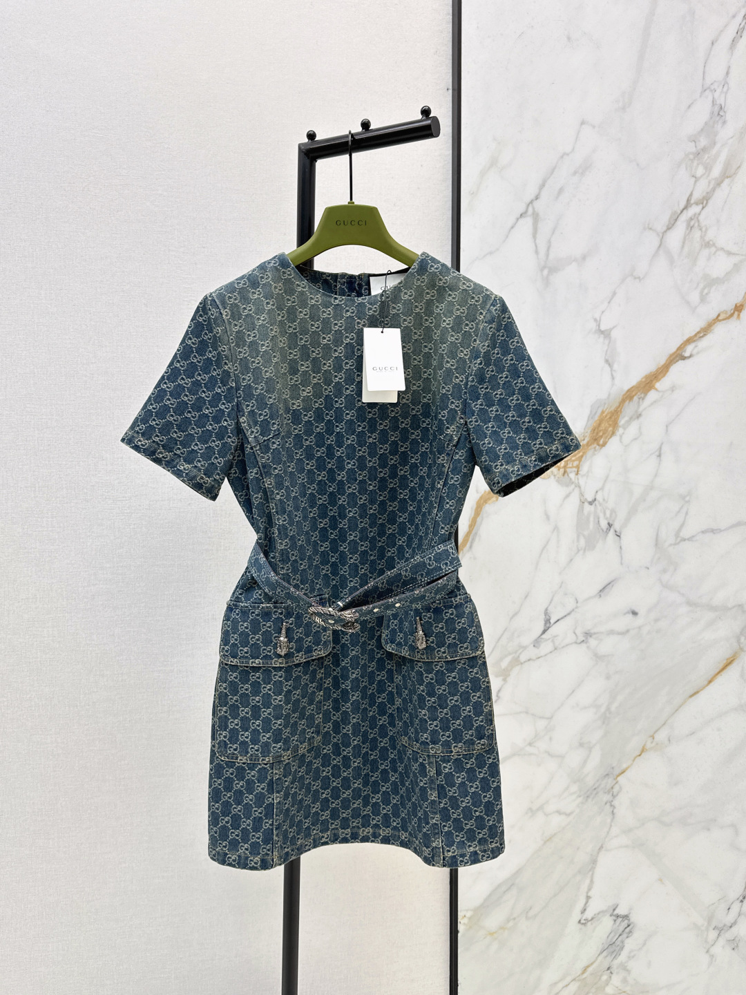 NO:761669,Popular series model Gu 26Ss————The latest spring and summer logo jacquard short-sleeved dress is super fashionable and new denim denim. The upper body is cool and sassy with a unique color tone. The texture is fine and the cotton feels natural. It is muscular yet soft. Super beautiful. The details are super well made. Matching belt. One color ready for sale sml, skirts, T-shirt,19860909爆单系列款 Gu 26Ss————春夏最新款logo提花短袖连衣裙超时髦新款丹宁牛仔 个性色调上身又酷又飒爽 纹理细腻棉感自然 既有筋骨感又不失柔软 超级漂亮 细节做工超级好 搭配腰带 一色现货发售sml,,skirts,T-shirt,,Women's clothing