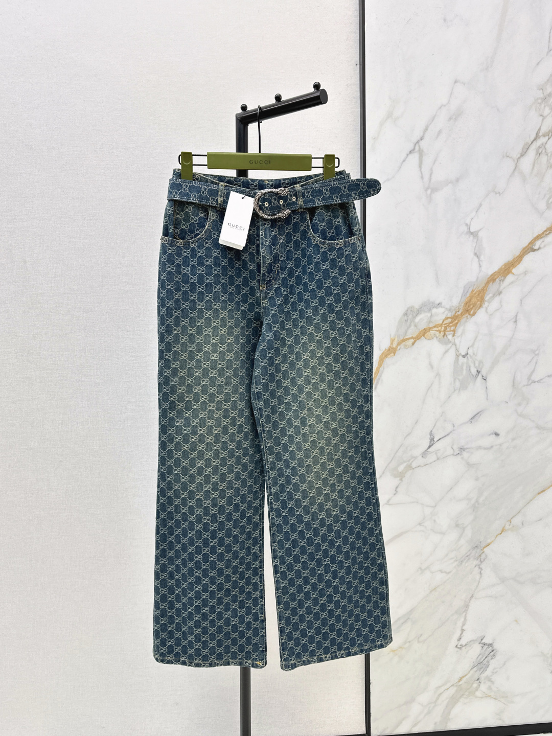 NO:761664,Popular series model Gu 26Ss——Latest logo jacquard trousers for spring and summer. Super fashionable new denim denim. The upper body is cool and sassy with unique tones. The texture is fine and the cotton feels natural. It has a sinewy feel yet is soft. Super beautiful. The details are super well made. Matching belt. One color ready for sale sml,,19860909爆单系列款 Gu 26Ss————春夏最新款logo提花长裤 超时髦新款丹宁牛仔 个性色调上身又酷又飒爽 纹理细腻棉感自然 既有筋骨感又不失柔软 超级漂亮 细节做工超级好 搭配腰带 一色现货发售sml,,,Women's clothing