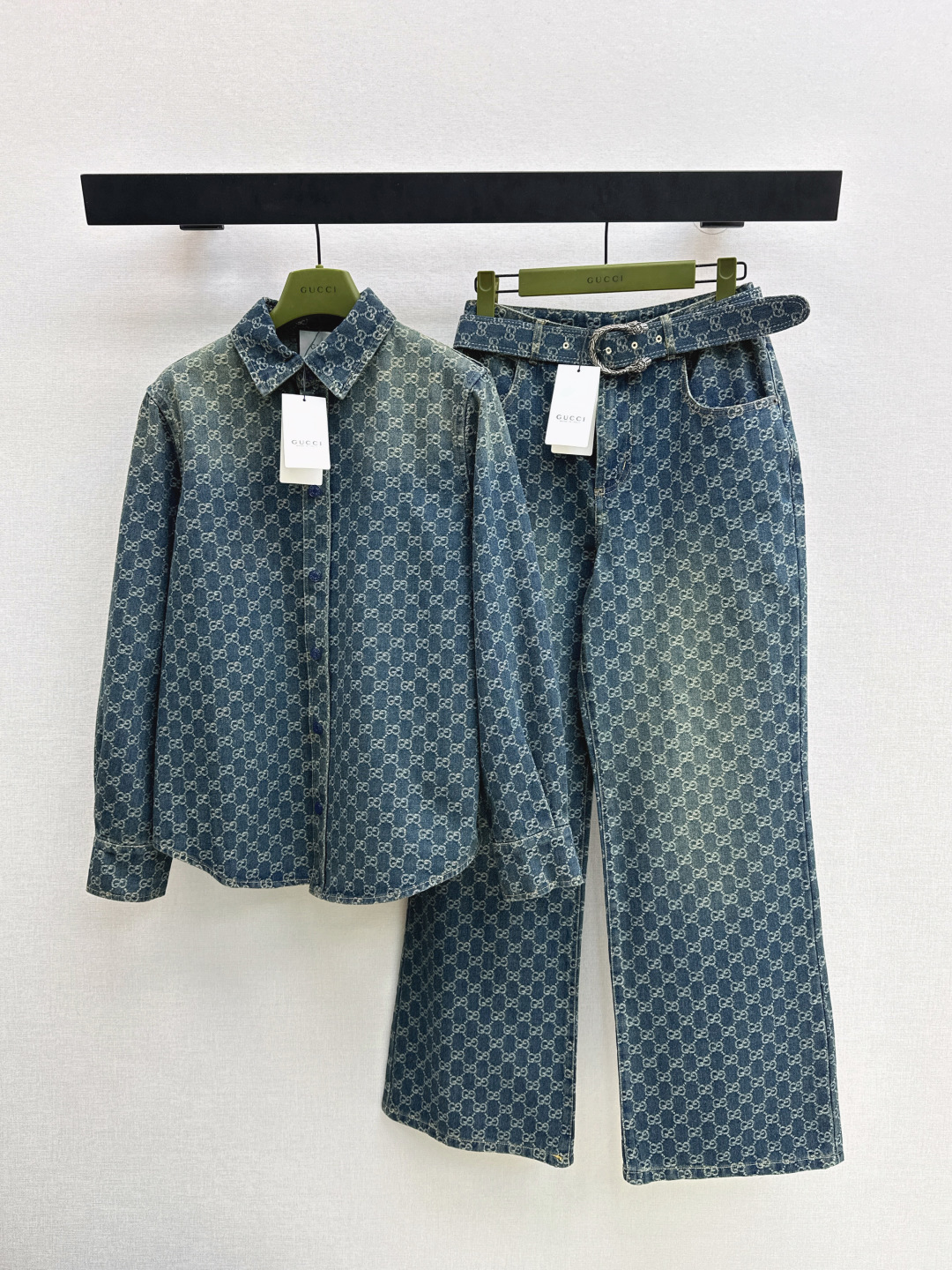 NO:761659,Popular series model Gu 26Ss————The latest logo jacquard denim shirt for spring and summer is super fashionable and new denim denim. The upper body is cool and sassy with a unique color tone. The texture is fine and the cotton feels natural. It is sinewy yet soft. Super beautiful. The details are super well made. One color ready for sale sml,, shirts,19860909爆单系列款 Gu 26Ss————春夏最新款logo提花牛仔衬衫超时髦新款丹宁牛仔 个性色调上身又酷又飒爽 纹理细腻棉感自然 既有筋骨感又不失柔软 超级漂亮 细节做工超级好 一色现货发售sml,,shirts,,Women's clothing