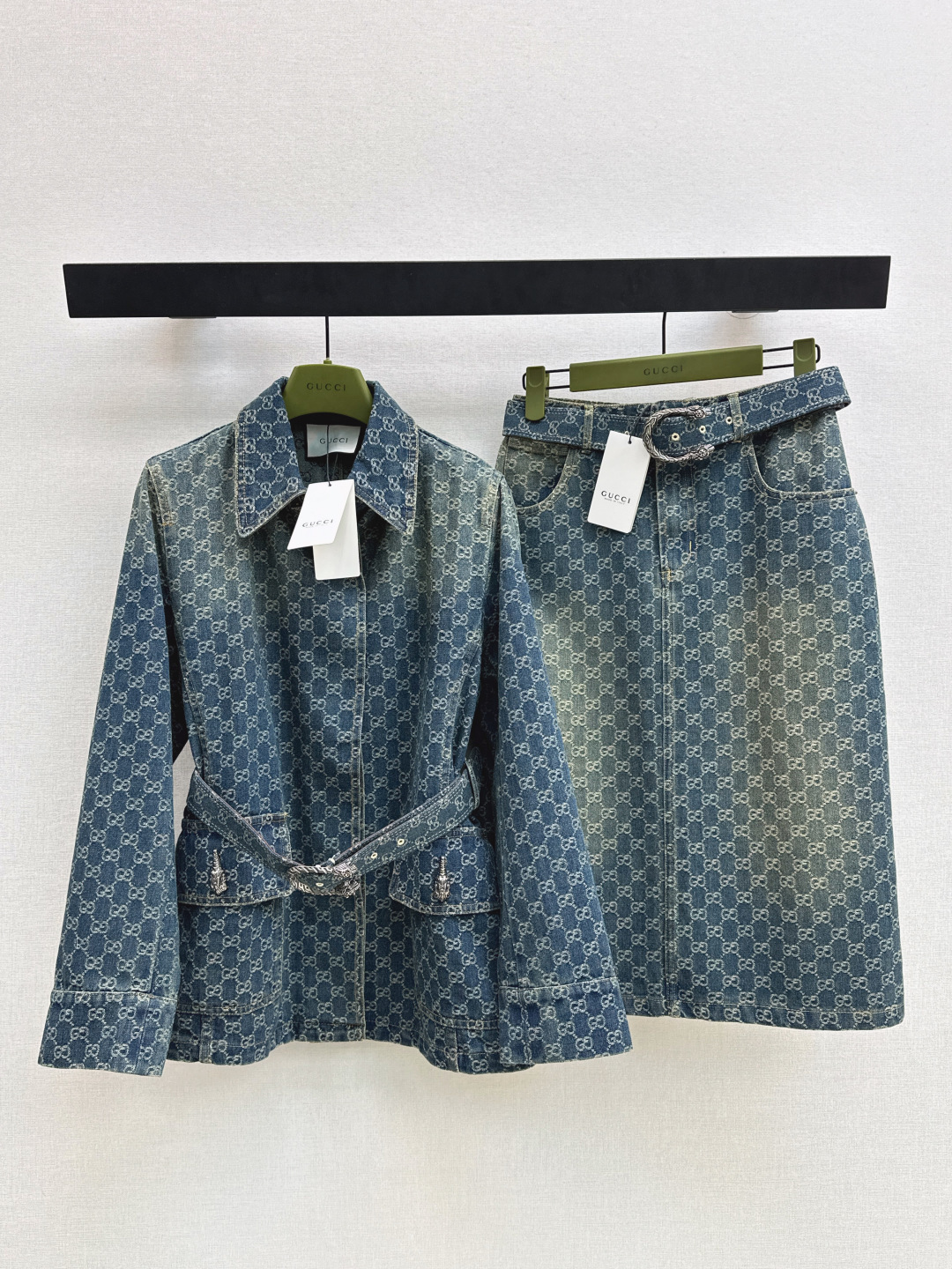 NO:761654,Popular series model Gu 26Ss - the latest spring and summer logo jacquard denim jacket, super fashionable new denim denim, unique color tone on the upper body, cool and sassy, ​​fine texture, natural cotton feel, both sinewy and soft, super beautiful, super detailed workmanship, matching belt, one color ready for sale sml,,jackets & coats,19860909爆单系列款 Gu 26Ss————春夏最新款logo提花牛仔外套超时髦新款丹宁牛仔 个性色调上身又酷又飒爽 纹理细腻棉感自然 既有筋骨感又不失柔软 超级漂亮 细节做工超级好 搭配腰带 一色现货发售sml,,jackets & coats,,Women's clothing