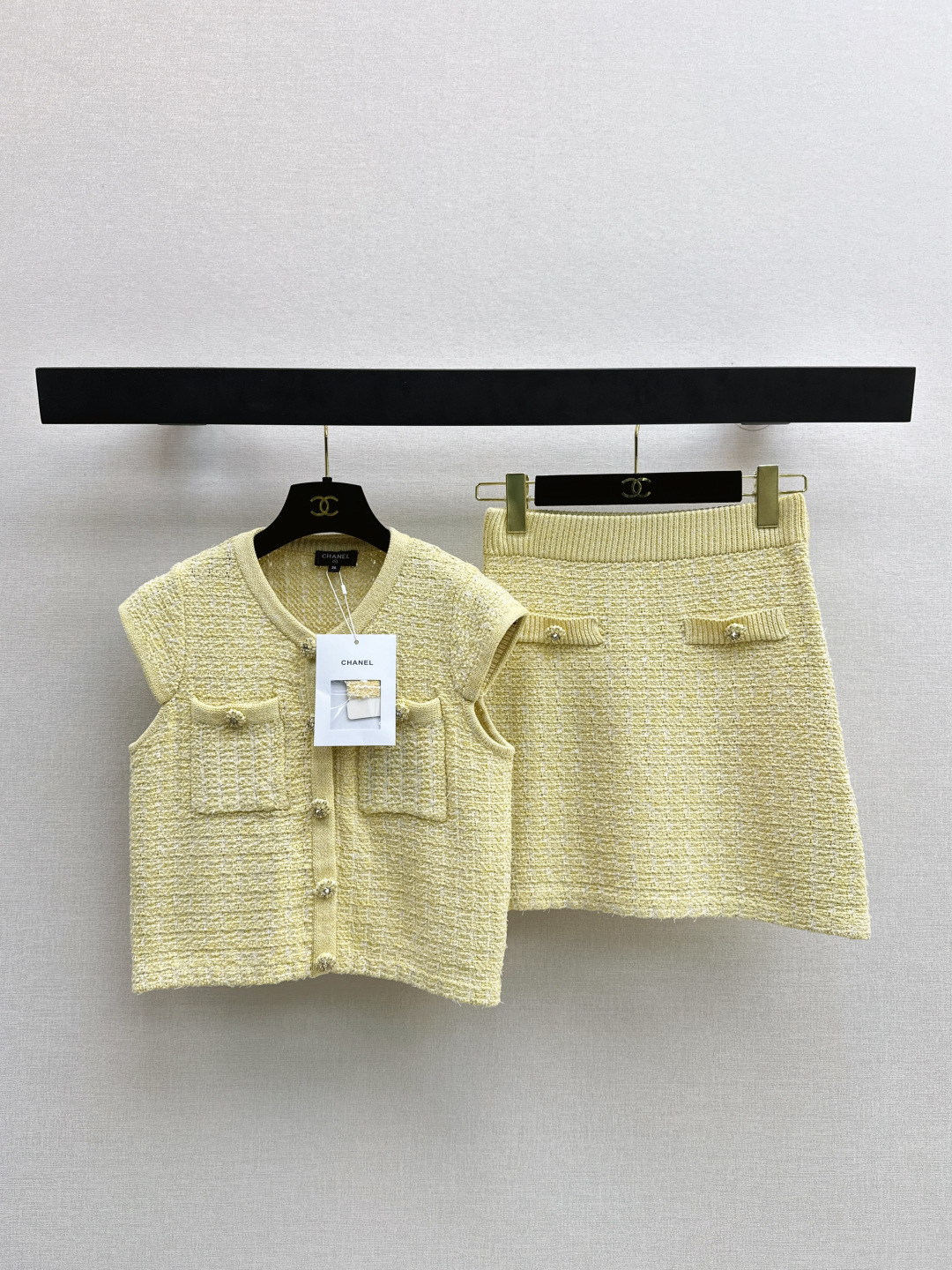 NO:761644,C Home 26Ss————The latest goose yellow knitted suit sleeveless vest + skirt for spring and summer. The fabric has a soft velvet texture. The three-dimensional texture + soft waxy surface combines comfort and luxury. A set of combinations makes it more sweet, warm and casual. Unlocks the luxury formula of all-season high-luxury wear ~ One set is available. One color ready for sale sml,,chanel,skirts,19860909C家 26Ss————春夏最新款鹅黄色针织套装无袖马甲+半裙 面料柔绒质感 立体肌理+软糯面兼顾舒适与高级 一套搭配更显甜暖随性 解锁全季高奢穿搭的奢华公式～一套出 一色现货发售sml,,chanel,skirts,,Women's clothing