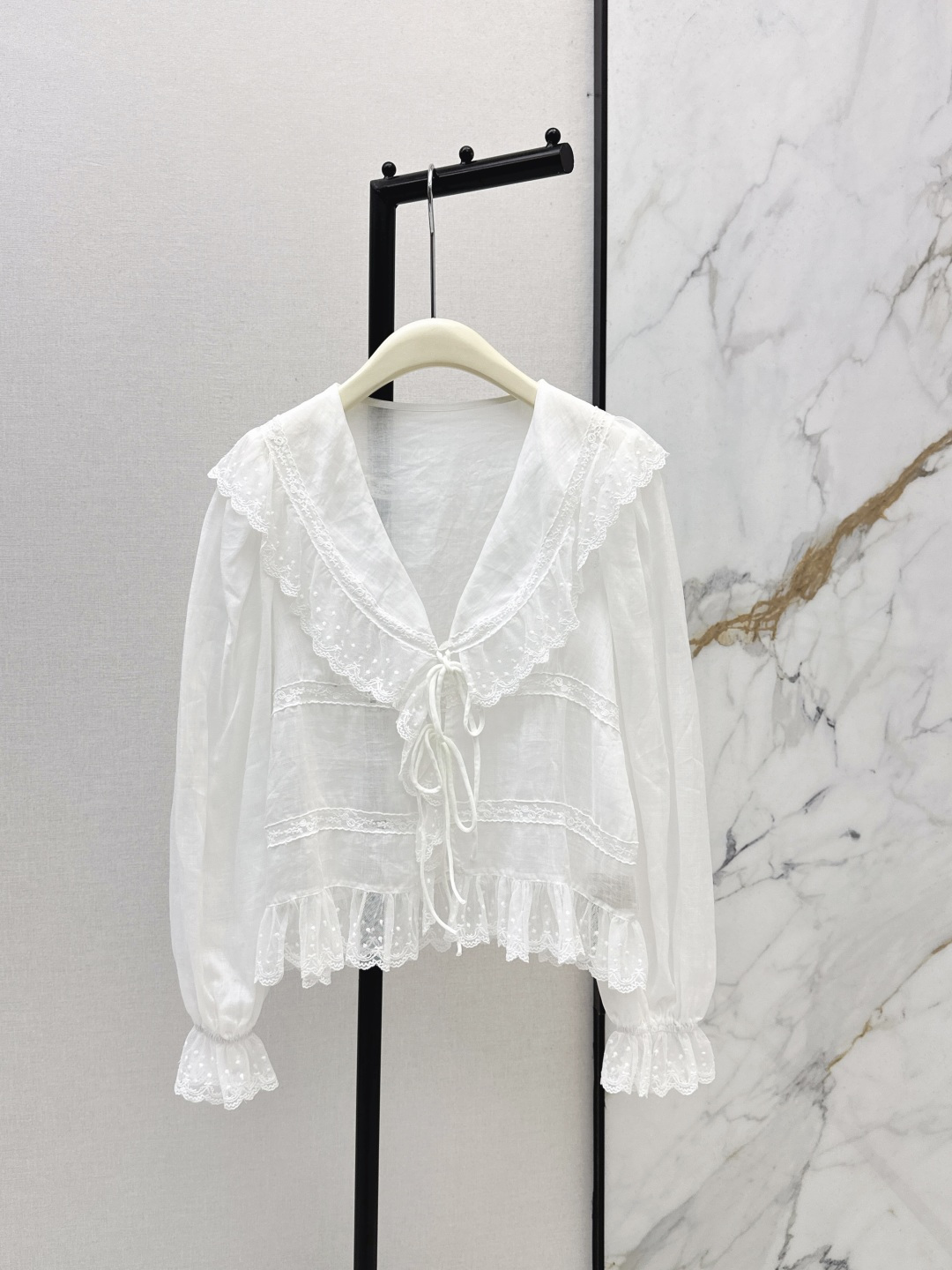 NO:761639,Fashionable design 26Ss————The latest V-neck three-dimensional lace splicing shirt for spring and summer. The upper body becomes softer in seconds. The shirt seems to have a filter feeling. It is spliced ​​with polka dot lace decoration. It is eye-catching and can elongate the visual sense of body proportions. It is practical to wear and has a sense of design. One color ready for sale sml,, shirts,19860909时髦设计 26Ss————春夏这最新款V领立体蕾丝拼接衬衫 上身秒变温柔感的意见衬衫 仿佛自带滤镜感 拼接了波点蕾丝装饰 吸睛又能拉长身材比例视觉感 很实穿又有设计感 一色现货发售sml,,shirts,,Women's clothing