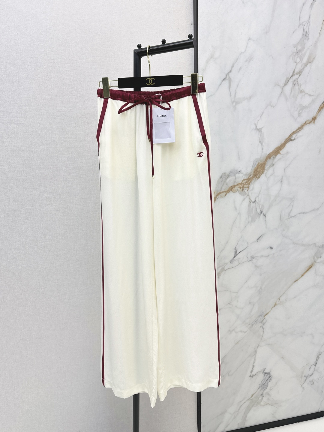 NO:761634,C Home 26Ss - the latest style of burgundy contrasting high-waisted straight wide-leg pants for early spring. Both sides of the waistband are burgundy piping to unify the style of the whole set. The pants also have a double C logo to show off the texture in a low-key manner. The silk fabric has a strong drape with a soft luster and is breathable and comfortable. The elastic waist drawstring design is not tight when worn. The loose trousers hide the flesh and look slim when walking. The combination of suspenders + shirt + trousers can not only give a sense of layering but also flexibly cope with temperature differences.  One color ready for sale sml,,chanel,shirts,real silk,19860909C家 26Ss———早春最新款酒红撞色高腰直筒阔腿裤 腰头裤侧均为酒红滚边与整套风格统一 裤身同样带有双C标识低调彰显质感 真丝面料垂坠感强自带柔光光泽透气舒适 松紧腰头抽绳设计穿着不勒腰 宽松裤型藏肉显瘦走路带风 吊带+衬衫+长裤的组合 既能穿出层次感又能灵活应对温差 一色现货发售sml,,chanel,shirts,real silk,,Women's clothing