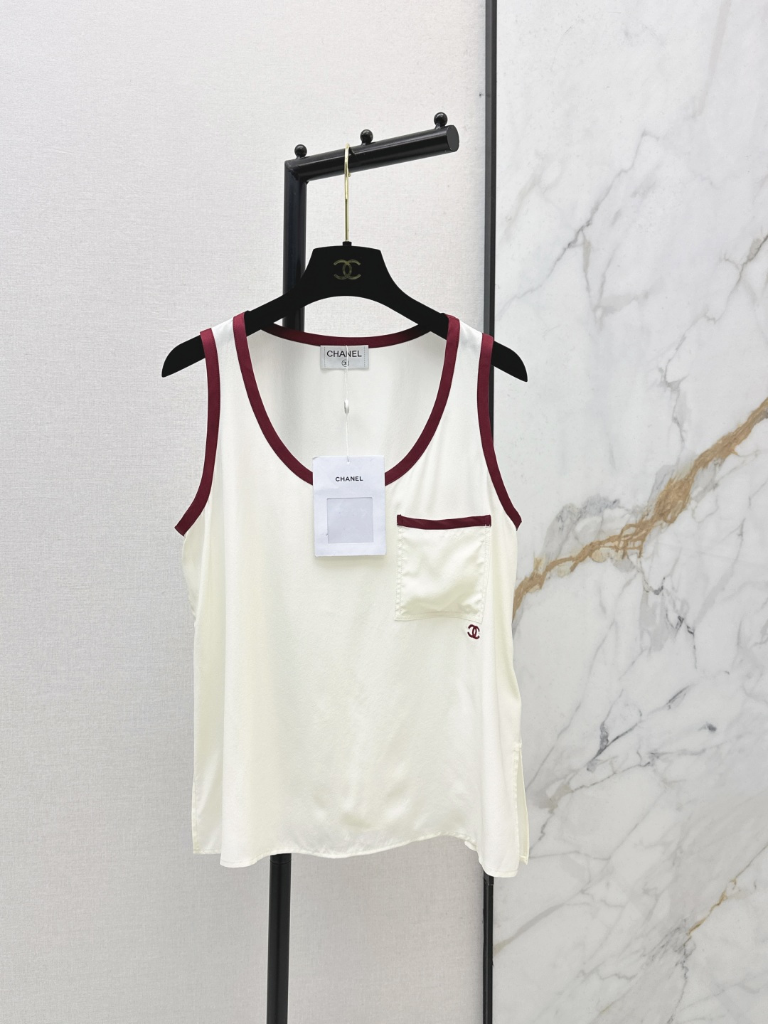 NO:761629,C Home 26Ss————The latest burgundy contrast color basic round neck sleeveless vest in early spring. The half-buttoned shirt + inner vest is the essence of this look. The contrasting edge of the collar is exposed as an inner layer to add a sense of layering. It is retro and advanced. The double C logo embroidered under the pocket highlights the texture in a low-key manner. The silk fabric has a strong drape and has a soft luster, breathable and comfortable. The combination of suspenders + shirt + trousers can not only give a sense of layering but also flexibly cope with temperature differences.  One color ready for sale sml,,chanel,shirts,real silk,19860909C家 26Ss————早春最新款酒红撞色基础圆领无袖背心 衬衫半开扣+内搭背心是这套造型的精髓 作为内搭露出领口撞色边增加层次感 复古又高级 口袋下方绣有双C标识低调彰显质感 真丝面料垂坠感强自带柔光光泽透气舒适 吊带+衬衫+长裤的组合 既能穿出层次感又能灵活应对温差 一色现货发售sml,,chanel,shirts,real silk,,Women's clothing