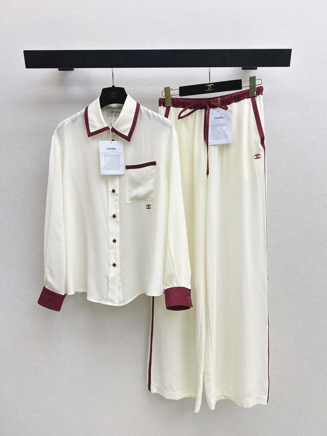 NO:761626,C's 26Ss - the latest burgundy contrasting lapel long-sleeved silk shirt for early spring. It has a loose, straight fit that doesn't pick on your figure. It's lazy and casual. The collar + pocket edges are contrasted with burgundy piping, which is retro and advanced. The double C logo is embroidered under the pocket to show off the texture in a low-key way. The silk fabric has a strong drape and a soft luster, is breathable and comfortable. The outerwear is casual and boyish. The combination of suspenders + shirt + trousers can not only give a sense of layering but also flexibly cope with temperature differences.  One color ready for sale sml,,chanel,shirts,real silk,19860909C家 26Ss————早春最新款酒红撞色翻领长袖真丝衬衫 宽松直身版型不挑身材 慵懒随性 领口+口袋边缘用酒红滚边撞色复古又高级 口袋下方绣有双C标识低调彰显质感 真丝面料垂坠感强自带柔光光泽透气舒适 外搭是随性少年感 吊带+衬衫+长裤的组合 既能穿出层次感又能灵活应对温差 一色现货发售sml,,chanel,shirts,real silk,,Women's clothing