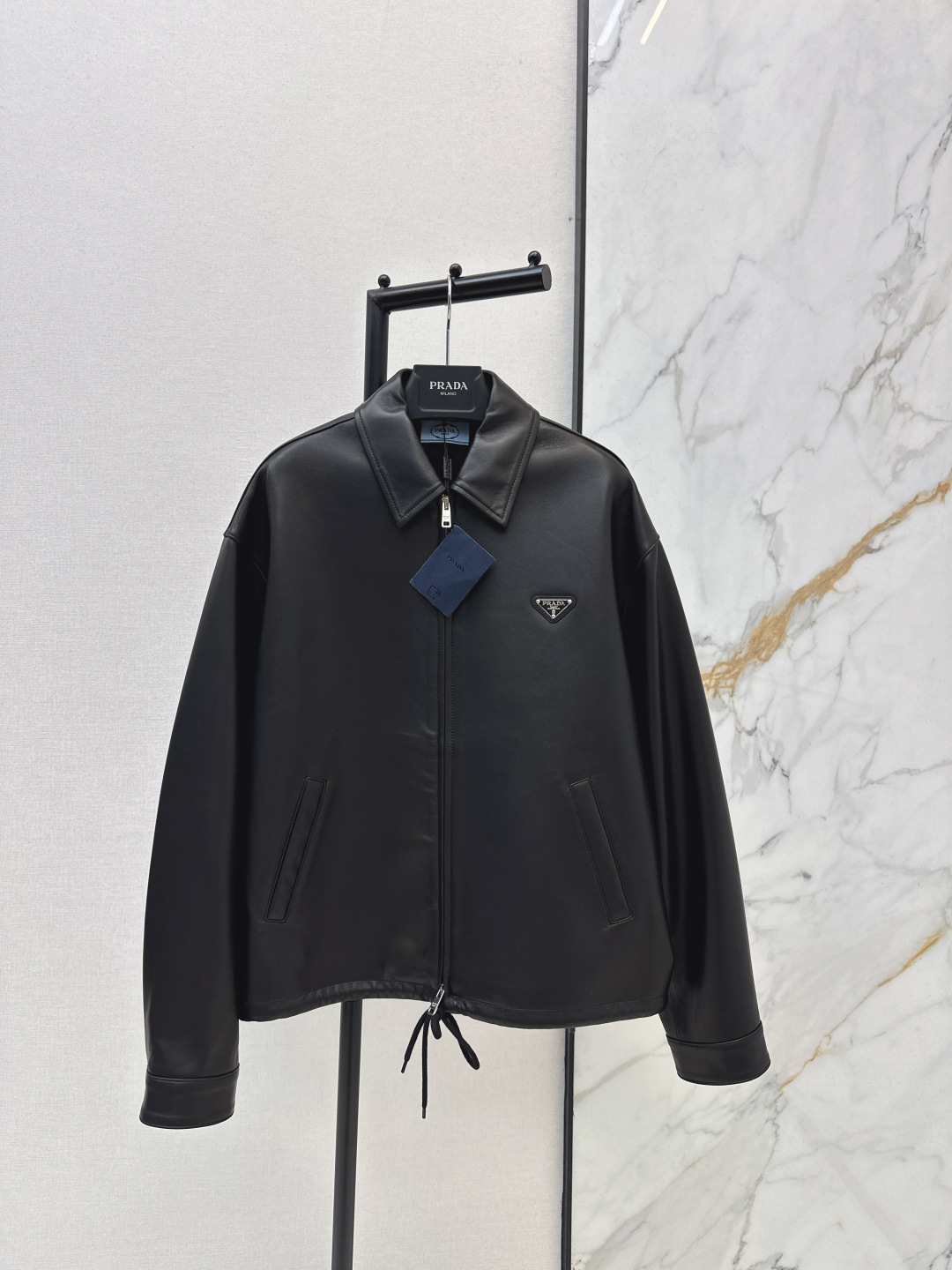 NO:761622,Yang Mi’s same style PD 26Ss - the latest imported top-grade lambskin lapel jacket in early spring, made of 100% sheepskin fabric. It has a cool and old-fashioned temperament. The classic lapel and hem drawstring design is high-end, fashionable and handsome. The loose version of the upper body makes the body slimmer. The three-dimensional cut is versatile and not picky. Two colors are available for sale sml,,jackets & coats,jackets & coats,sheepskin,19860909杨幂同款 PD 26Ss————早春最新款进口顶级小羊皮翻领夹克外套百分百绵羊皮面料 又A又飒老干部气质 经典翻领下摆抽绳设计高级时髦又帅气 宽松版型上身巨显瘦 立体裁百搭不挑人 两色现货发售sml,,jackets & coats,jackets & coats,sheepskin,,Women's clothing