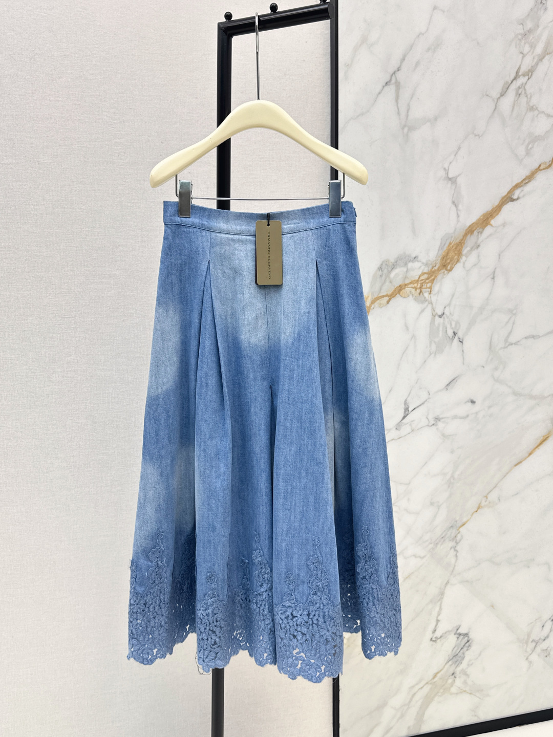NO:761617,Es 26Ss————The latest exclusive imported water-soluble lace embroidered denim long skirt for spring and summer. Positioned embroidery. Water-soluble lace splicing design. Imported denim gradient washing process. High-end luxury.19860909Es 26Ss————春夏最新款独家进口水溶蕾丝刺绣牛仔长半裙定位刺绣水溶花边拼接设计 进口牛仔渐变洗水工艺高级奢华 A字压褶裙摆不挑人版型高级时髦气质单品 又A又飒气质女神上身巨显瘦 立体裁百搭不挑人 一色现货发售sml,,skirts,,Women's clothing