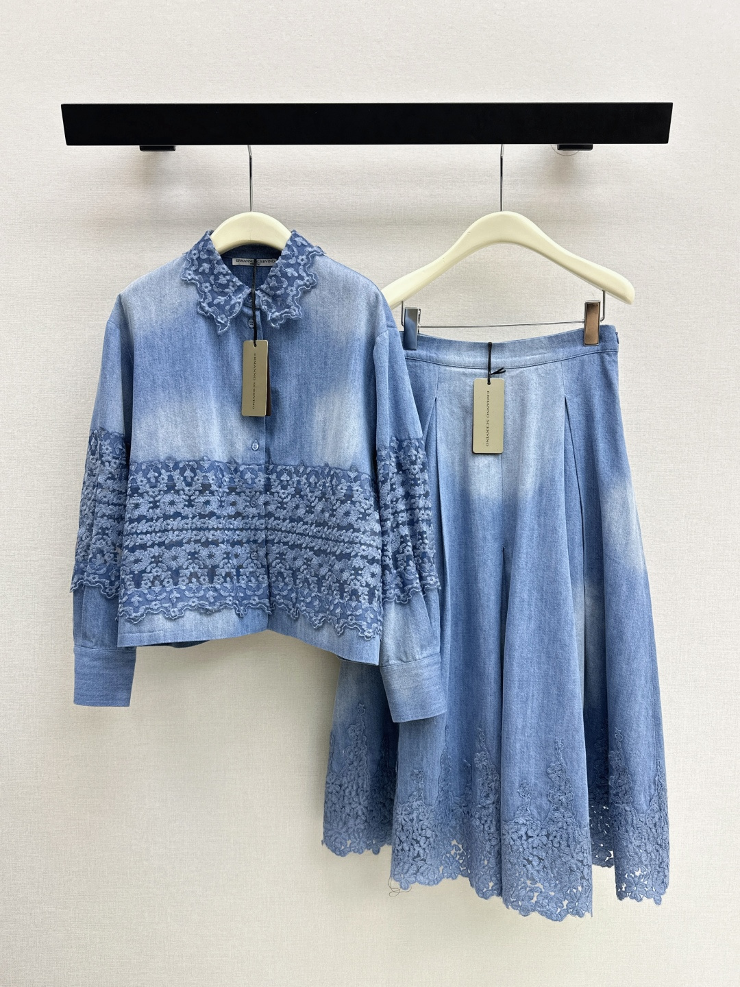 NO:761612,Es 26Ss————The latest exclusive imported water-soluble lace embroidery denim shirt for spring and summer, positioning embroidery, water-soluble lace splicing design, imported denim gradient washing process, high-end luxury, H loose short style, non-selective version, high-end fashionable temperament single product, A and sassy temperament goddess, huge upper body, three-dimensional tailoring, versatile, no choice. Recommended to match, one color ready for sale sml,, shirts,19860909Es 26Ss————春夏最新款独家进口水溶蕾丝刺绣牛仔衬衫定位刺绣水溶花边拼接设计 进口牛仔渐变洗水工艺高级奢华 H宽松短款不挑人版型高级时髦气质单品 又A又飒气质女神上身巨显瘦 立体裁百搭不挑人 推荐一套搭配 一色现货发售sml,,shirts,,Women's clothing