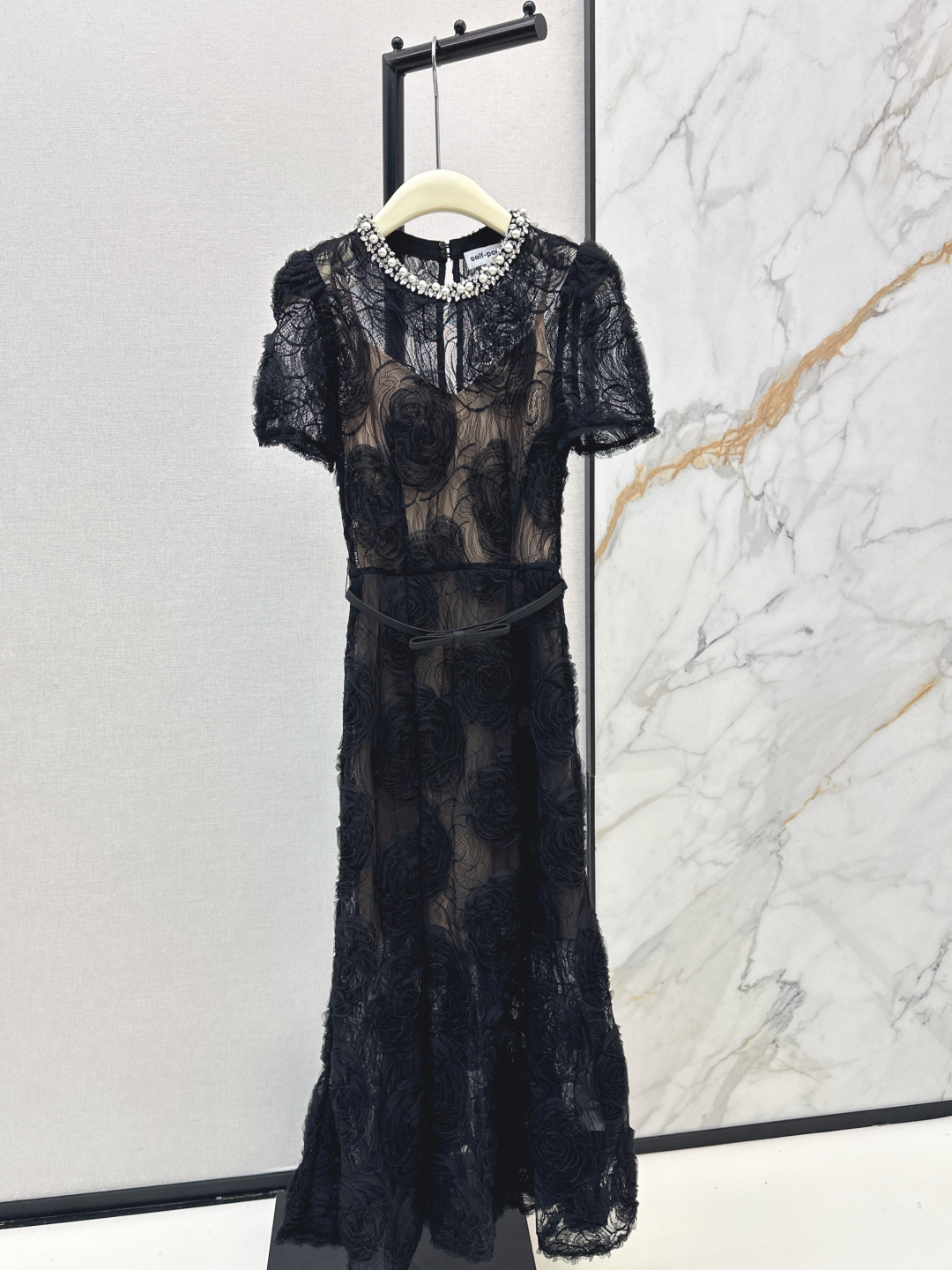 NO:761602,350S 26Ss————The latest spring and summer style long short-sleeved neckline dress with beaded neckline and lace belt. It uses handmade pearl + rhinestone beading technology to create a gorgeous necklace-style neckline design. It can instantly enhance the sophistication without additional accessories and is dazzling under the light. It is the finishing touch of the whole dress. The hem is slightly fishtail arc, making it slim and smart. The white model is suitable for seaside vacations. The black model is suitable for city travel photography. The photo production rate is extremely high.  Two colors ready for sale smlxl,,skirts,T-shirt,necklace,19860909350S 26Ss————春夏最新款领口串珠蕾丝腰带长款短袖领口连衣裙 采用手工珍珠+水钻串珠工艺 打造华丽的项链式领口设计 无需额外配饰就能瞬间提升精致度光线下璀璨夺目 是整件衣服的点睛之笔 下摆微微呈鱼尾弧度显瘦又灵动 白色款适配海边度假 黑色款适合城市旅拍 拍照出片率极高 两色现货发售smlxl,,skirts,T-shirt,necklace,,Women's clothing