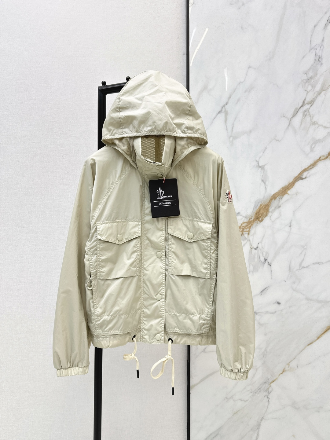 NO:761597,MC 26Ss————The latest short design for spring and summer, the hidden hooded windbreaker jacket is light and practical. It is a basic item in the daily wardrobe. It is made of transparent windbreaker fabric. It is handsome and fashionable. Three colors are available for sale 0/1/2,,jackets & coats,hats,19860909MC 26Ss————春夏最新小短款设计隐藏连帽风衣外套轻盈而实用 是日常衣橱的基础款单品 采用通透的风衣面料 帅气时髦范儿 三色现货发售0/1/2,,jackets & coats,hats,,Women's clothing