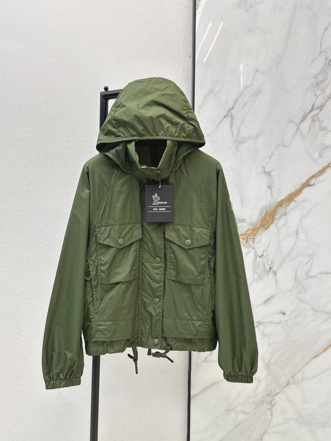 NO:761592,MC 26Ss————The latest short design for spring and summer, the hidden hooded windbreaker jacket is light and practical. It is a basic item in the daily wardrobe. It is made of transparent windbreaker fabric. It is handsome and fashionable. Three colors are available for sale 0/1/2,,jackets & coats,hats,19860909MC 26Ss————春夏最新小短款设计隐藏连帽风衣外套轻盈而实用 是日常衣橱的基础款单品 采用通透的风衣面料 帅气时髦范儿 三色现货发售0/1/2,,jackets & coats,hats,,Women's clothing