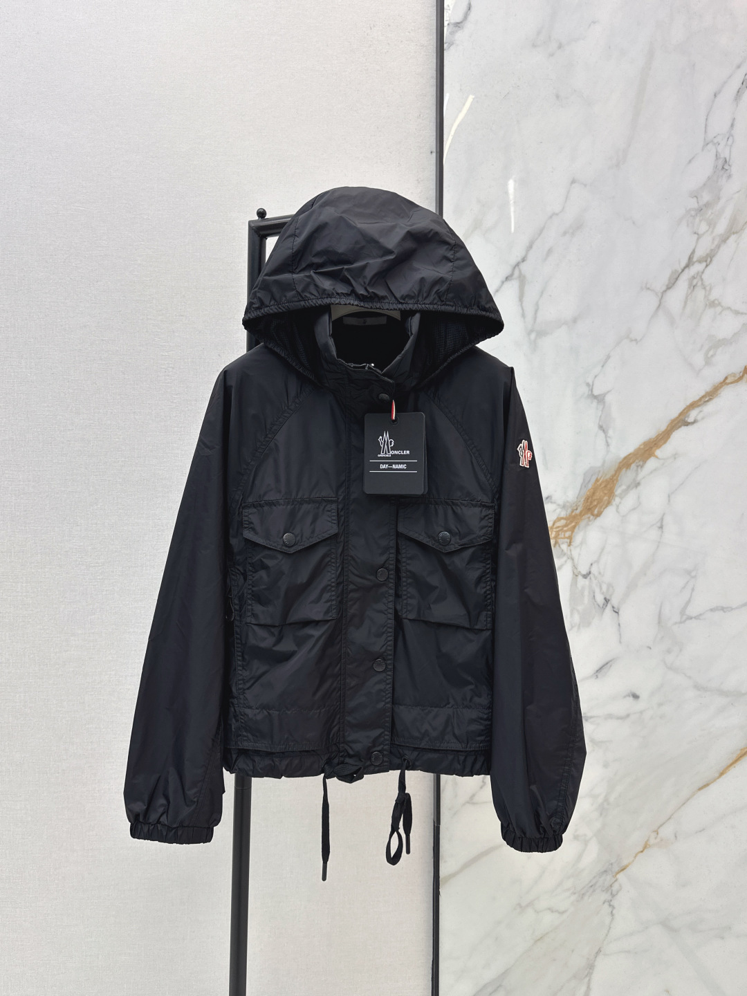 NO:761587,MC 26Ss————The latest short design for spring and summer, the hidden hooded windbreaker jacket is light and practical. It is a basic item in the daily wardrobe. It is made of transparent windbreaker fabric. It is handsome and fashionable. Three colors are available for sale 0/1/2,,jackets & coats,hats,19860909MC 26Ss————春夏最新小短款设计隐藏连帽风衣外套轻盈而实用 是日常衣橱的基础款单品 采用通透的风衣面料 帅气时髦范儿 三色现货发售0/1/2,,jackets & coats,hats,,Women's clothing