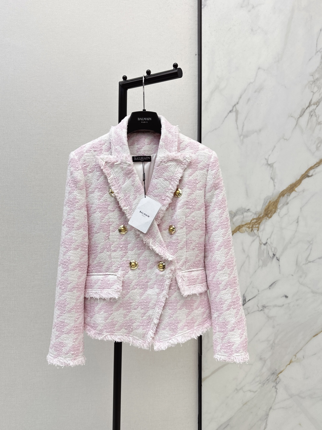 NO:761625,Bal 26Ss————The latest pink houndstooth braided beard suit jacket in early spring, originally developed woven fabric, shoulder pad design, three-dimensional tailoring, cuffed collarless placket, slimming upper body, modern, white and rich temperament, a must-have high-end item, original customized hardware buckle, one color ready for sale sml,, jackets & coats, business suit,19860909Bal 26Ss————早春最新款粉色千鸟格编织毛须西装外套原版开发编织面料 垫肩设计立体剪裁翻边无领开襟版型上身巨显瘦 气质摩登白富美必备高级单品 原版定制五金扣 一色现货发售sml,,jackets & coats,business suit,,Women's clothing