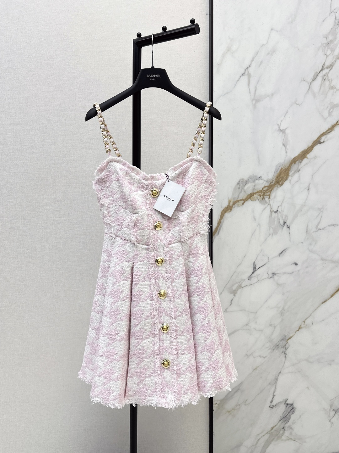 NO:761621,Bal 26Ss——————The latest pink houndstooth tassel suspender dress in early spring, woven fabric developed by yb, three-dimensional waist slimming version, the upper body is slimming, elegant and modern commuting, a must-have high-end item for Bai Fumei, imported woven tweed fabric has a great texture, one color ready for sale sml,,skirts,19860909Bal 26Ss—————早春最新款粉色千鸟格流苏吊带连衣裙yb开发编织面料 立体收腰修身版型上身巨显瘦 气质优雅摩登通勤 白富美必备高级单品 进口编织软呢面料质感超赞 一色现货发售sml,,skirts,,Women's clothing