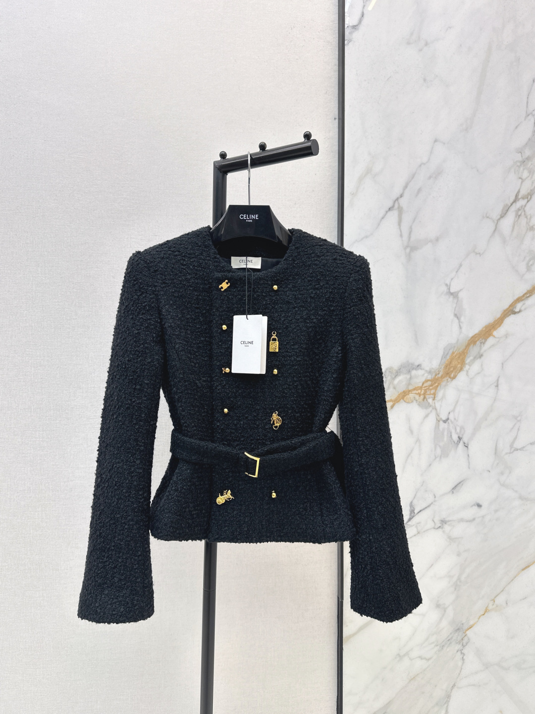 NO:761616,Liu Shishi's same style Ce 26Ss - the latest double-breasted black jacket with special-shaped buttons in early spring. The black gold is full of high-end. The different buttons are very beautiful, exquisite and eye-catching, and have a sense of detail. The version is a slim waist design with a belt. The two sleeves have a trumpet design. It has a sense of design. One color ready for sale sml,, jackets & coats,19860909刘诗诗同款 Ce 26Ss————早春最新款双排扣异形扣子设计黑色外套 黑金就是满满的高级感 各种不一样的扣子很好看 精致又吸睛 很有细节感 版型是修身收腰设计 搭配了腰带 两个袖子喇叭设计 很有设计感 一色现货发售sml,,jackets & coats,,Women's clothing