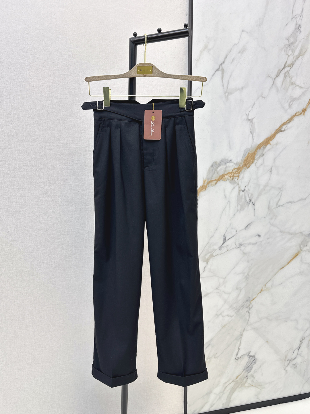 NO:761601,Versatile item LP 26Ss————The latest spring and summer style, knight-style trousers decorated with double-sided adjustable buckles, a must-have for all styles. Can be matched with all kinds of large shirts, jackets, and sweatshirts. It can be elegant or fashionable. It can also be used for daily commuting. Slightly slim fit tailoring. The double-sided adjustable buckle decoration is special enough. It has a sense of design. Available in stock in one color, sml, loro piana, hoodie, sweatshirts, jackets & coats, shirts,19860909百搭单品 LP 26Ss————春夏最新款双侧调节扣装饰骑士风西裤百搭必入款 各种大衬衫外套卫衣都可以搭配 可优雅可时髦 日常通勤也可以驾驭 微修身剪裁版型 双侧调节扣装饰足够特别 很有设计感 一色现货发售sml,,loro piana,hoodie,sweatshirts,jackets & coats,shirts,,Women's clothing