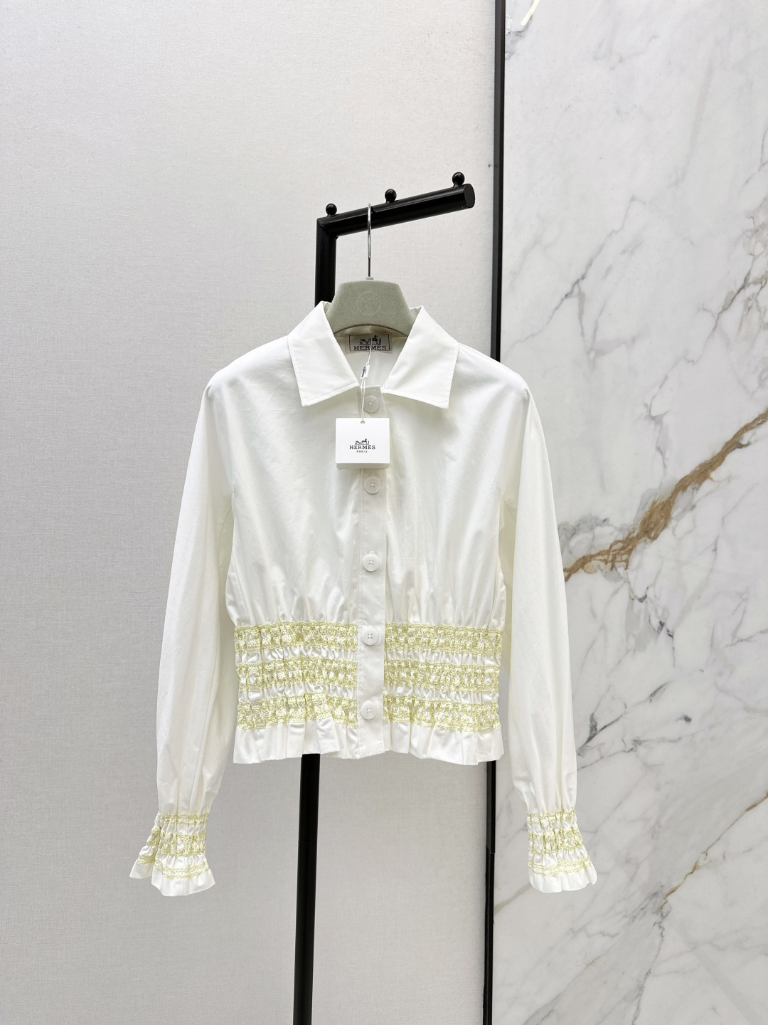 NO:761596,Her 26Ss————The latest spring and summer contrasting color shirt hem and cuffs with French style puff sleeve design. It hides the flesh and makes it more fashionable. The hem is heavily elasticated. The short version makes it more flattering when paired together. Two colors are available for sale sml,, shirts,19860909Her 26Ss————春夏最新款撞色打揽衬衫下摆及袖口法式打揽泡泡袖设计 藏肉之余更是时髦感UPUP 下摆重工打揽松紧 短款的版型 搭配起来更加显身材 两色现货发售sml,,shirts,,Women's clothing