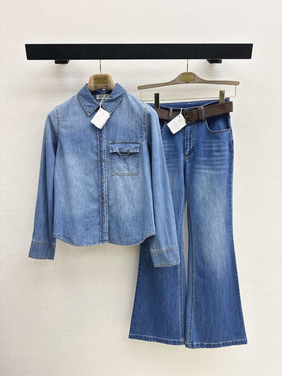 NO:761586,Casual style wear Bc 26Ss————The latest retro blue denim blue shirt for spring and summer. The classic version can easily create a lazy casual style. Bead chain decorated pockets are full of details. Retro and versatile, a must-have item for casual commuting wardrobe. Light and pure cotton fabric. Can be worn in all seasons. One color ready for sale sml,, shirts,19860909休闲风穿搭 Bc 26Ss————春夏最新款复古蓝牛仔蓝衬衫经典版型轻松打造慵懒休闲风 珠链装饰口袋 细节感拉满 复古又百搭休闲通勤衣橱必备单品 轻薄纯棉面料 四季都可以穿哦 一色现货发售sml,,shirts,,Women's clothing