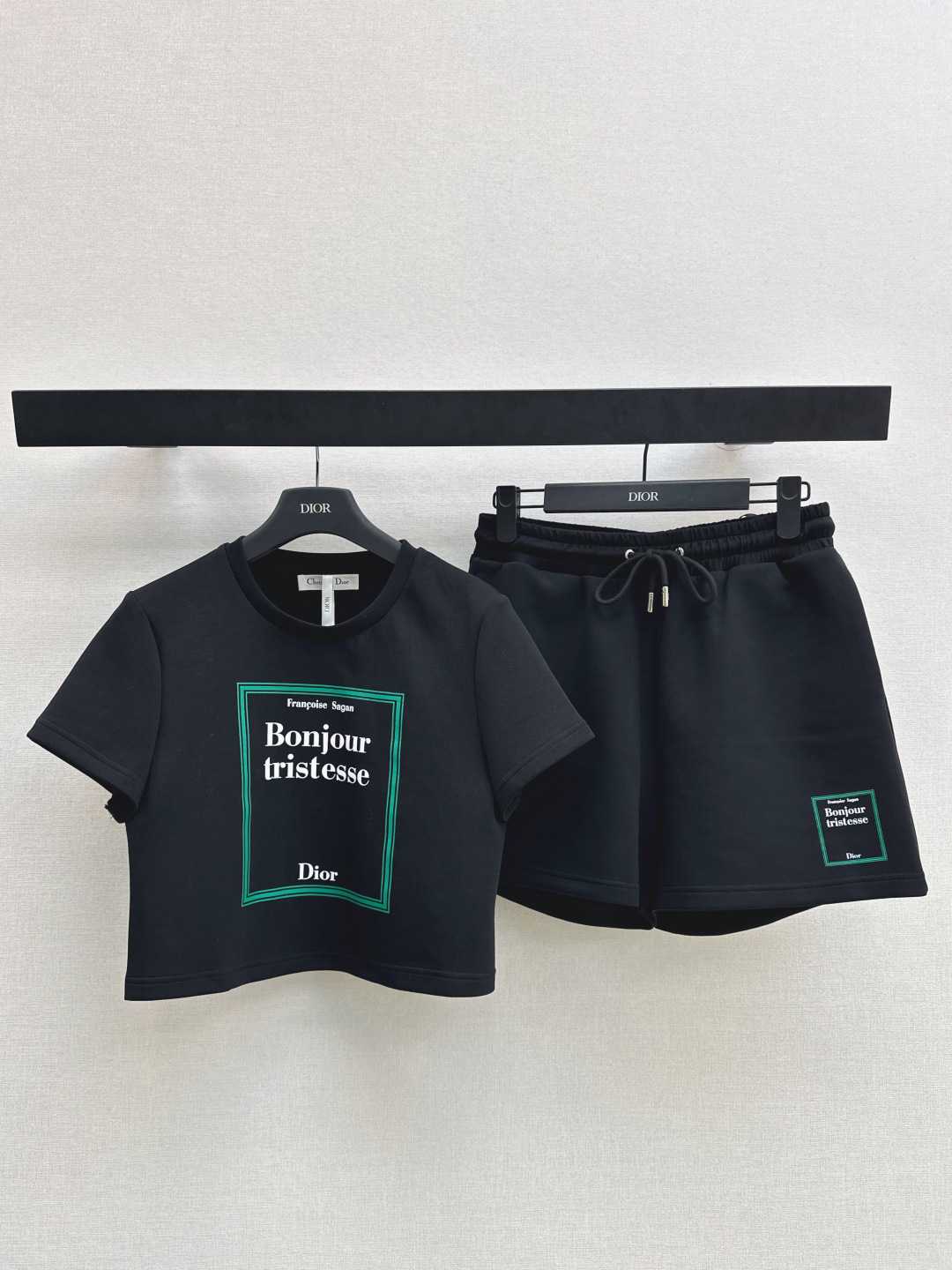 NO:762524,CD 26Ss————The latest classic casual suit in early spring, short printed T-shirt + elastic waist shorts, the highest daily street appearance, soft and skin-friendly cotton material, lengthening the waistline to show longer legs, the classic letter logo is simple and elegant, and can be worn all summer long. Gentle and clean, one set is available in one color, sml, shorts, tees, t-shirt,19860909CD 26Ss————早春最新款经典款休闲套装短款印花T恤+松紧腰短裤 日常出街率最高 软糯亲肤的棉料 拉长腰线显腿长 经典字母logo简约大气不挑人 夏日懒人一套搭配能穿一整个夏天 温柔干净 一套出 一色现货发售sml,,shorts,tees，t-shirt,,Women's clothing