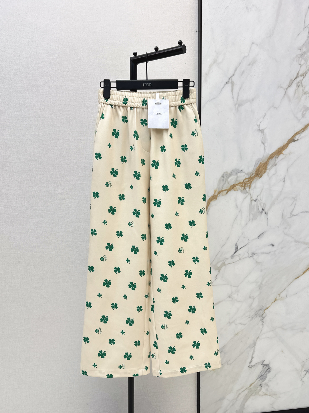 NO:762521,CD 26Ss————The latest spring and summer lucky four-leaf clover printed straight pants are not picky about body shape requirements. The upper body is particularly good!  The style of the matching is also very versatile. Exquisite advanced customization. The texture of the fabric is awesome. Retro and elegant. The upper body is cool and handsome, age-reducing and fashionable. Two colors are available for sale sml,,19860909CD 26Ss————春夏最新款幸运四叶草印花直筒裤不挑剔身形要求 上身特别赞！搭配的风格也很通吃 精致高级定制 富有肌理感的面料质感超赞 复古优雅 上身酷帅减龄时髦精 两色现货发售sml,,,Women's clothing