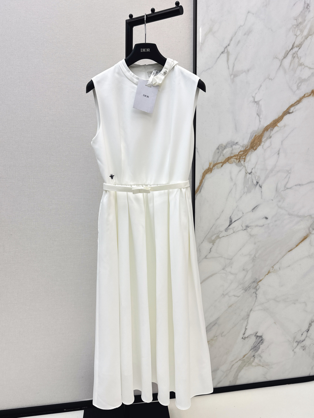 NO:762512,CD 26Ss————The latest bow-decorated long sleeveless dress for spring and summer is elegant and ladylike. It is classic and stylish. It has its own aura. The texture of the fabric is very nice. It is fashionable and high-end. The color is super positive. The upper body is white and slim. It has a cool and handsome series. The upper body is full of aura when walking. The length is just right and easy to control. Two colors are available for sale sml,,skirts,19860909CD 26Ss————春夏最新款蝴蝶结装饰长款无袖连衣裙优雅lady气质 经典又有型 自带气场 面料质感很奈斯 时髦又高级 颜色超级正 上身显白又显瘦 自带酷帅感的系列 走路都带风上身气场全开 长度恰到好处 轻松驾驭 两色现货发售sml,,skirts,,Women's clothing