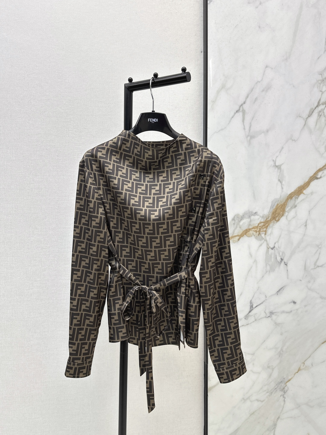 NO:762509,FD 26SS————The latest spring and summer classic double F presbyopic shirt is fully printed with FF classic patterns. It is instantly recognizable. It is retro and light luxury. Collarless + side lace design. It has a casual and lazy atmosphere. It is intellectual and capable. The fabric is smooth and shiny. It looks good with any outfit. One color ready for sale sml,,19860909FD 26SS————春夏最新款经典双F老花衬衣满印FF经典图案 一眼辨识度拉满 复古又轻奢 无领+侧边系带设计 随性慵懒氛围感拉满 知性干练 面料顺滑有光泽感绝了 随便搭都好看 一色现货发售sml,,,Women's clothing