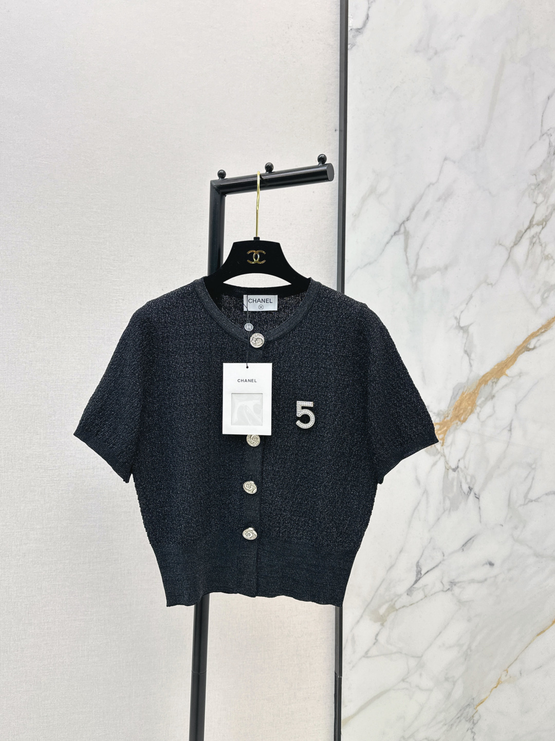 NO:762507,C Home 26Ss - the latest spring and summer hardware-embellished short-sleeved sweater made of ice silk blended yarn. The texture is delicate and soft. It is a classic age-reducing item. The shape is not picky and makes the upper body look slimmer. The perfect item that is a must-have for those who are rich and beautiful. The texture is great. Two colors are available in stock, sml, chanel, T-shirt,19860909C家 26Ss———春夏最新款五金装饰短袖针织衫冰丝混纺纱线 质感细腻软糯 经典减龄单品 版型不挑人上身巨显瘦 白富美必收的完美单品 质感超赞 两色现货发售sml,,chanel,T-shirt,,Women's clothing