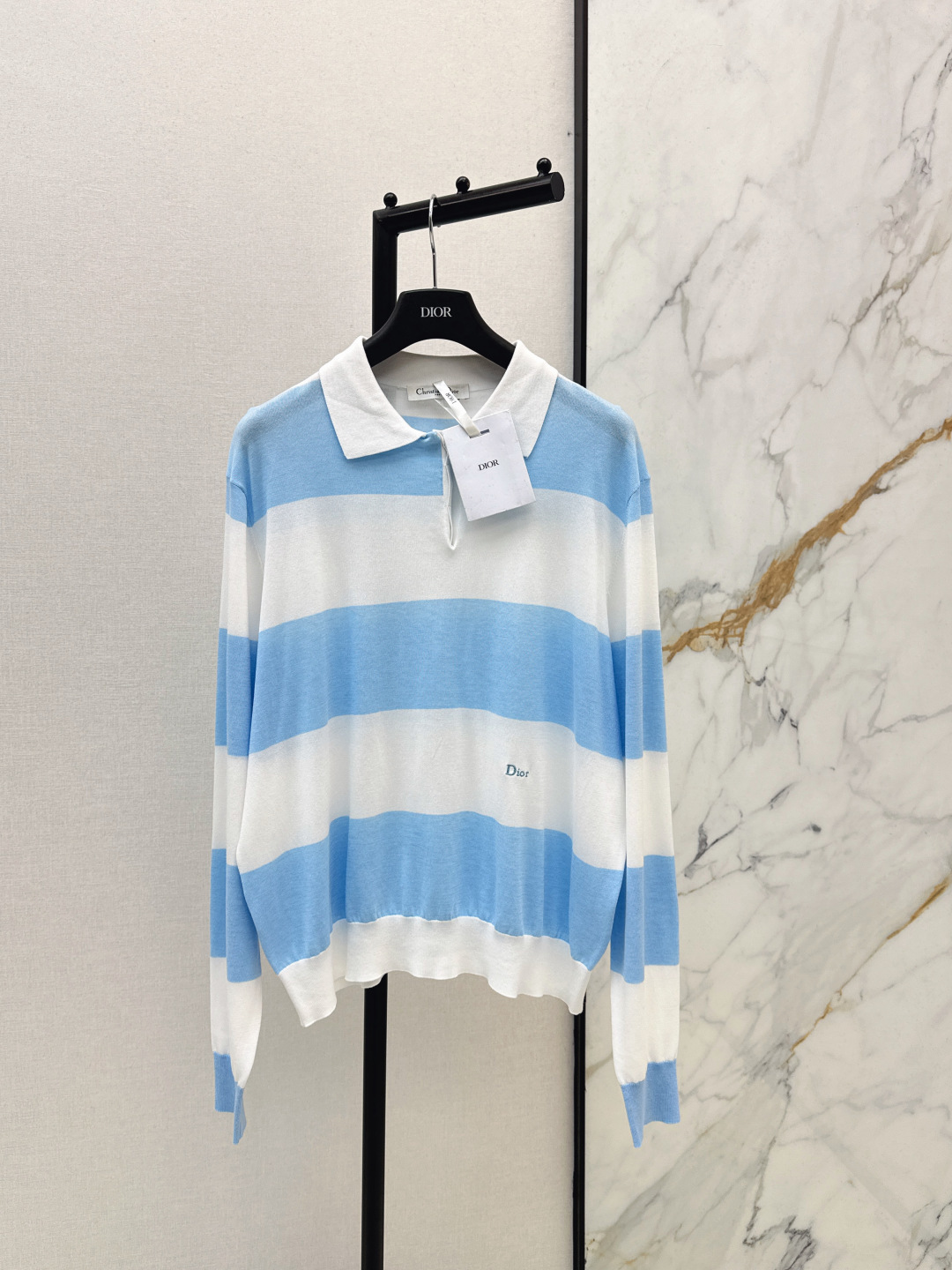 NO:762505,CD 26Ss————Early spring latest striped contrasting color Polo shirt. Pure cotton yarn ~ light, comfortable and soft. Early spring series. Wide striped sky blue color matching with white polo. Fresh and artistic. Three-dimensional brand embroidery logo on the hem. Low-key and refined. Loose fit. The upper body has a casual sense of relaxation. Two colors are available for sale sml,,19860909CD 26Ss————早春最新款间条撞色Polo衫 纯棉纱线～轻薄舒适柔软 早春系列 宽条天蓝配色搭配白色polo 清新文艺 下摆品牌立体刺绣标志 低调精致 宽松版型 上身自带随性的松弛感 两色现货发售sml,,,Women's clothing