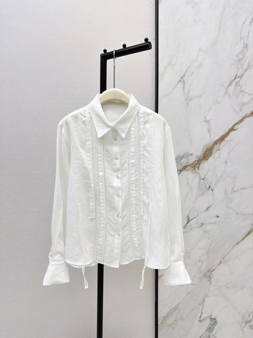 NO:762501,VLTN 26Ss————The latest spring and summer style of white shirts decorated with fungus and pleated design on the chest. It looks good and has a gentle feeling. It makes the white shirt wear a different sense of fashion. It is very elegant in every move. It can be worn alone or as an inner layer. It is simple and elegant. It is available in one color. sml,, shirts,19860909VLTN 26Ss————春夏最新款木耳边装饰白色衬衫胸前压褶设计 敲好看 自带温柔的感觉 让白衬衫穿出不一样的时髦感 举手投足都很优雅 单穿内搭皆可 简约大气又时髦 一色现货发售sml,,shirts,,Women's clothing