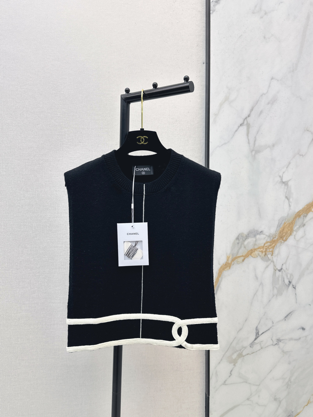 NO:762493,C Home 26Ss————The latest spring and summer style logo contrasting woven decorative knitted vest vest, intellectual and elegant style~~The fine logo pattern can really bring out the overall texture of the clothes. The regular waist length is especially suitable for fat girls to optimize the body proportions. Two colors are available in stock sml,,chanel,19860909C家 26Ss————春夏最新款logo撞色提织装饰针织马甲背心知性优雅的气质款～～精细的logo图案非常能衬托出衣服的整体质感 常规的齐腰长度尤其适合微胖的女生优化身材比例 两色现货发售sml,,chanel,,Women's clothing