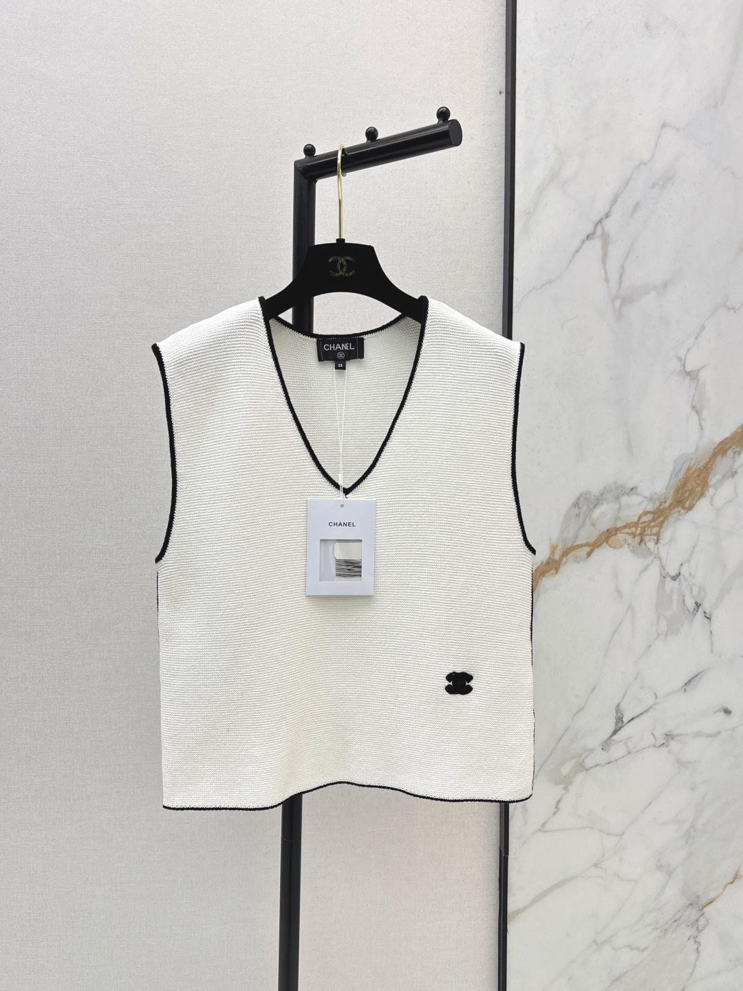 NO:762510,C Home 26Ss————The latest spring and summer style contrasting edged V-neck knitted vest. Black main color + white contrasting edge. Simple and classic. The double C embroidered logo on the chest is very recognizable. The knitted fabric has good elasticity and is close-fitting and comfortable. It is OK to wear alone or as an inner layer in spring and summer. Two colors are available now sml,,chanel,19860909C家 26Ss————春夏最新款撞色镶边V领针织背心黑色主色+白色撞边 简约又经典 胸前双C刺绣Logo超有辨识度 针织面料弹性好 贴身舒适 春夏单穿或内搭都很OK 两色现货发售sml,,chanel,,Women's clothing