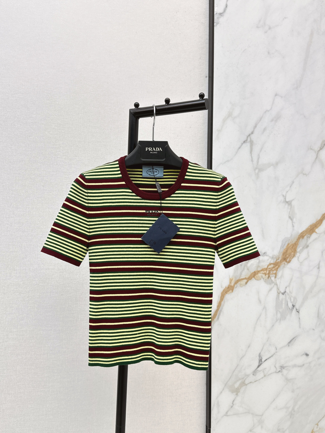 NO:762508,PD 26Ss - the latest striped knitted short-sleeved classic contrasting design for spring and summer. Vibrant and fashionable. The knitted fabric has good elasticity and fits the body shape. It is super comfortable to wear in spring and summer. The round neck is simple. The striped elements are retro and modern. It can be easily controlled for daily commuting and leisure. Easily get a modern and casual style. One color is available for sale sml,, T-shirt,19860909PD 26Ss———春夏最新款条纹针织短袖经典撞色设计 活力又时髦 针织面料弹性好 贴合身形 春夏穿超舒服 圆领简约 条纹元素复古又现代 日常通勤休闲都能轻松驾驭 轻松get摩登随性风一色现货发售sml,,T-shirt,,Women's clothing